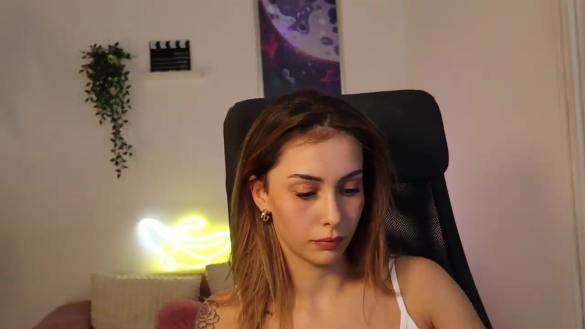 Gallery image thumbnail from Naomii20's myfreecams stream on, 05/12/2026, 17:11 image 16 of 20