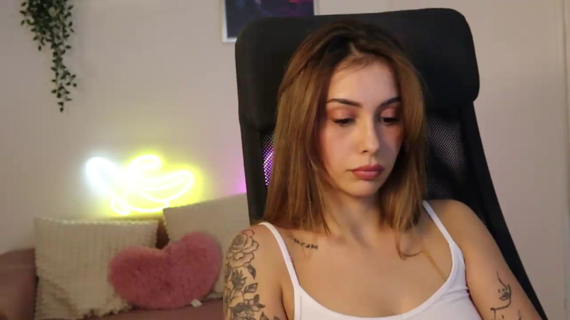 Gallery image thumbnail from Naomii20's myfreecams stream on, 05/12/2026, 17:11 image 5 of 20