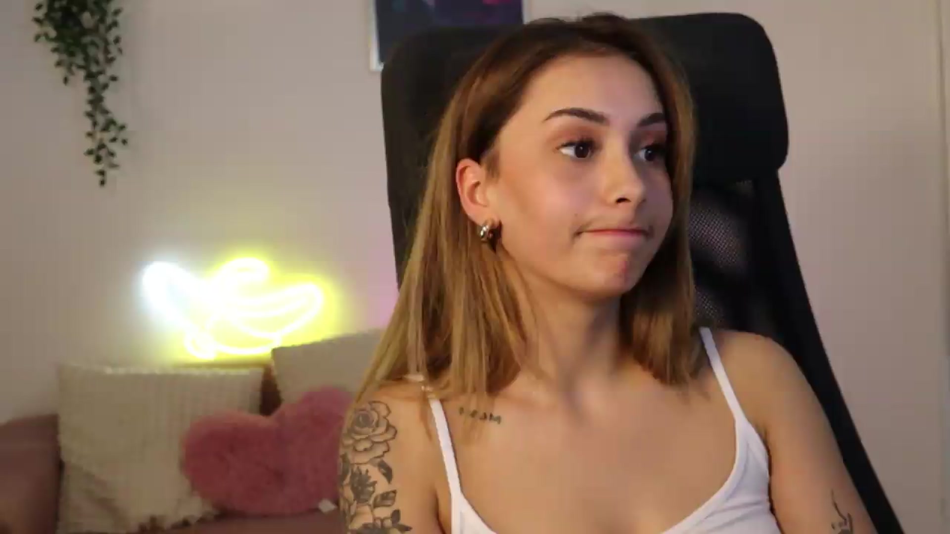 Gallery image thumbnail from Naomii20's myfreecams stream on, 05/12/2026, 17:11 image 3 of 20