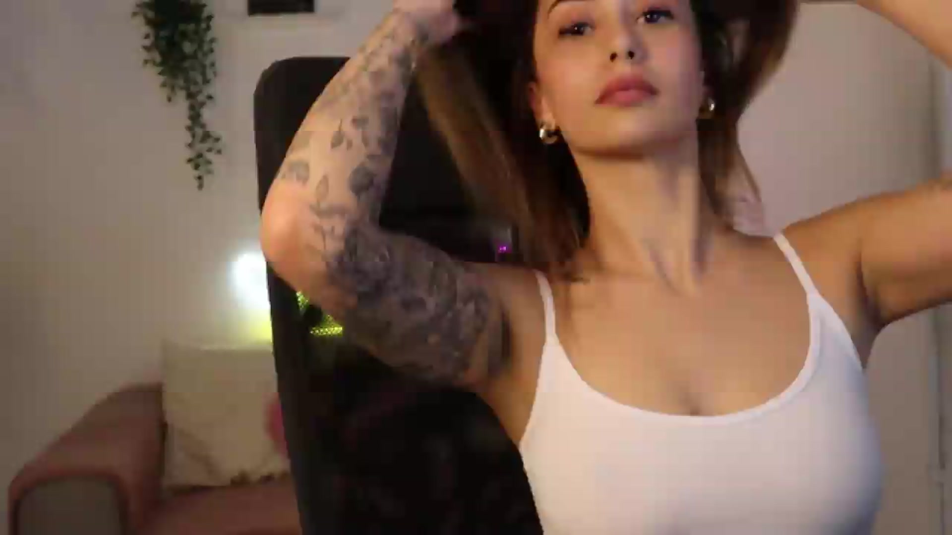 Gallery image thumbnail from Naomii20's myfreecams stream on, 05/12/2026, 17:11 image 1 of 20