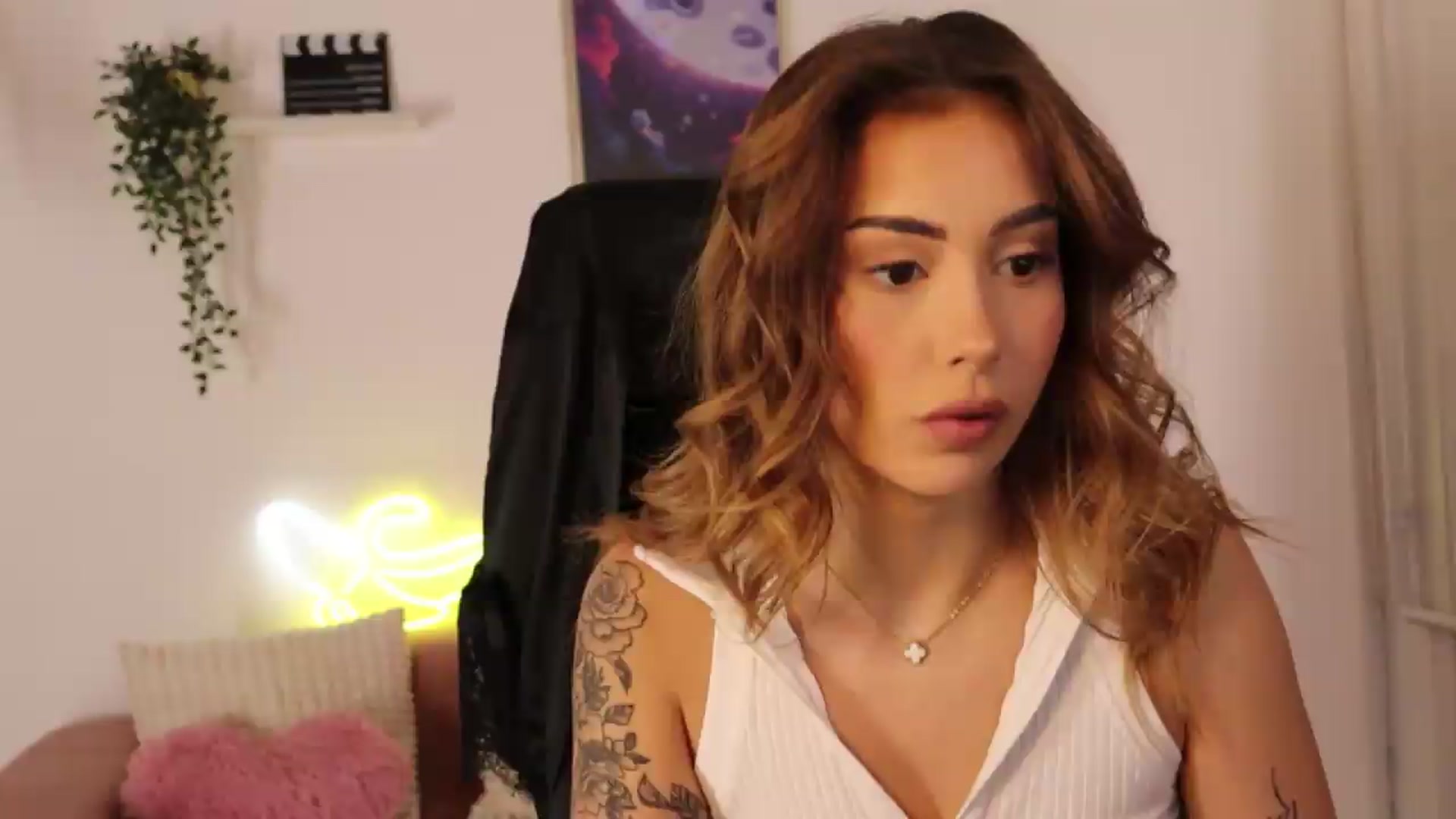 Gallery image thumbnail from Naomii20's myfreecams stream on, 05/13/2026, 14:27 image 1 of 20