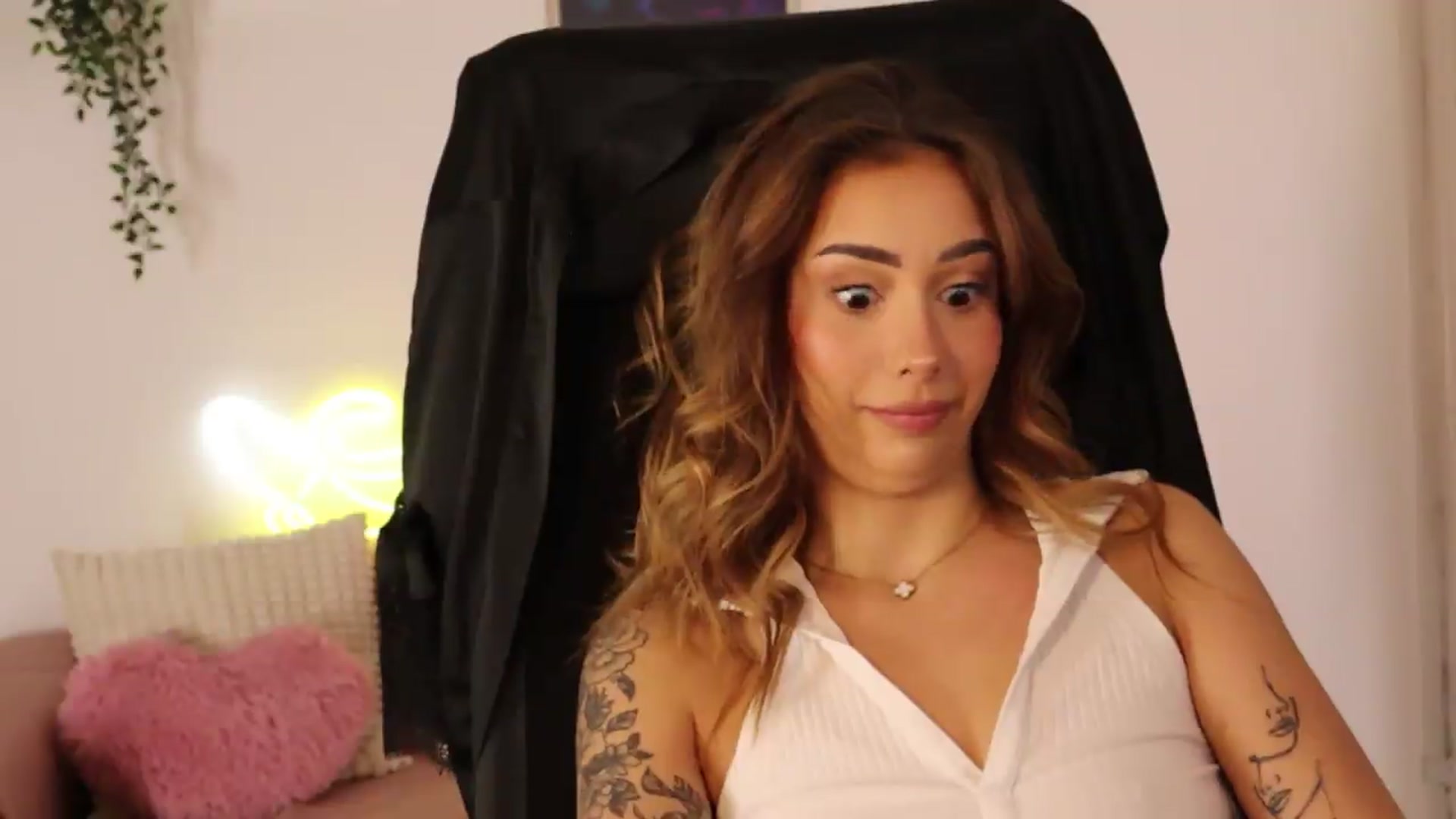 Gallery image thumbnail from Naomii20's myfreecams stream on, 05/13/2026, 14:27 image 8 of 20