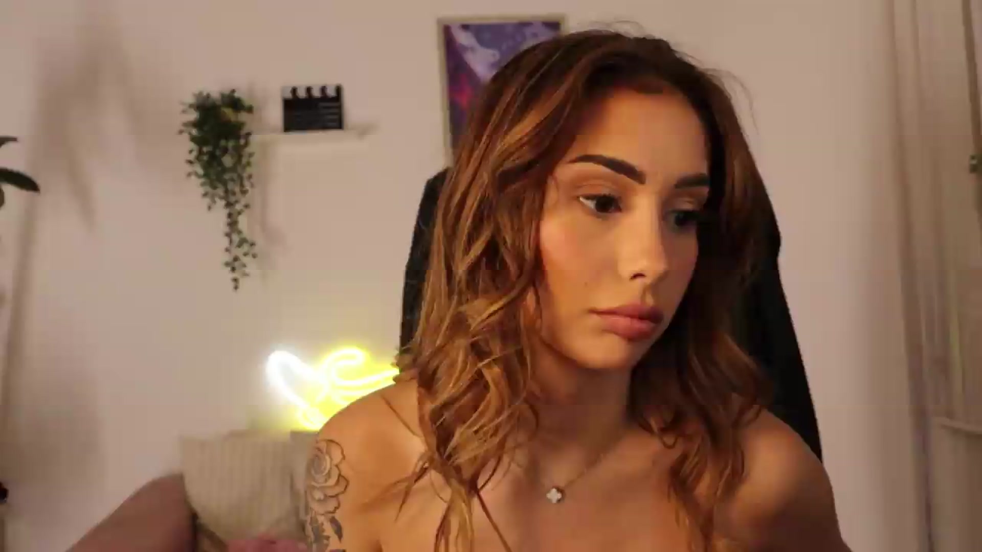 Gallery image thumbnail from Naomii20's myfreecams stream on, 05/13/2026, 17:56 image 10 of 20
