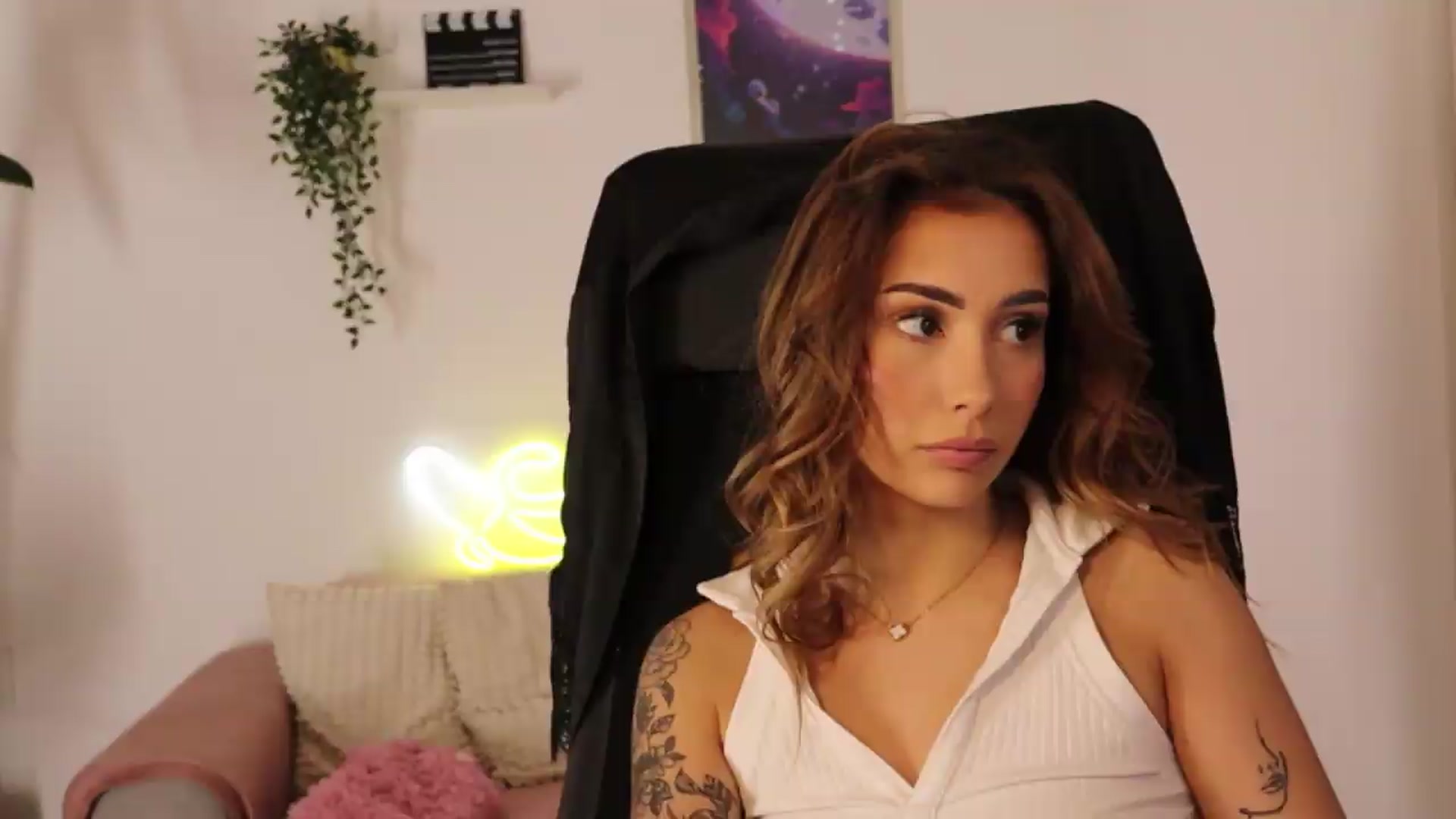 Gallery image thumbnail from Naomii20's myfreecams stream on, 05/13/2026, 17:56 image 4 of 20