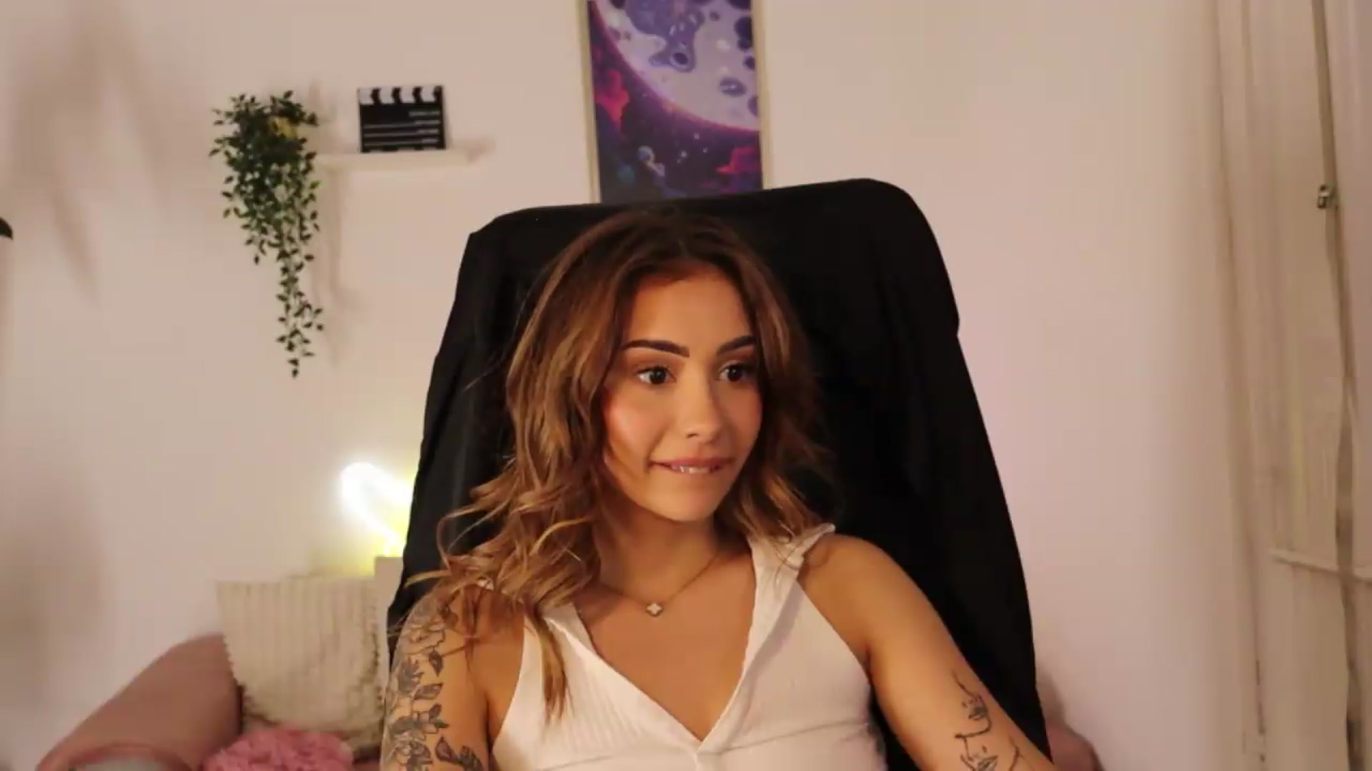 Gallery image thumbnail from Naomii20's myfreecams stream on, 05/13/2026, 17:56 image 20 of 20