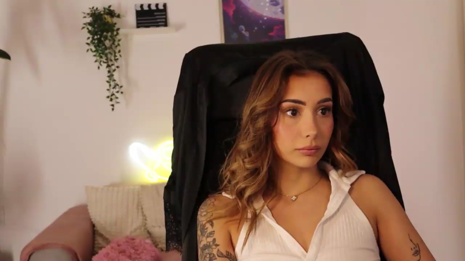 Gallery image thumbnail from Naomii20's myfreecams stream on, 05/13/2026, 17:56 image 2 of 20