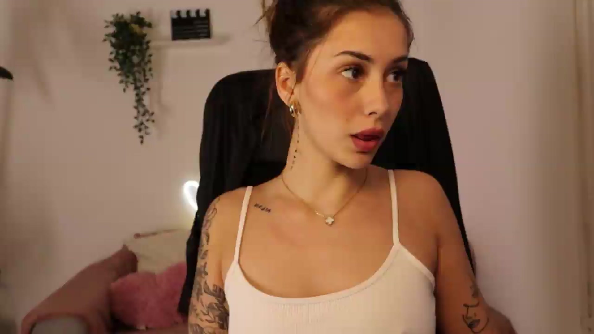 Gallery image thumbnail from Naomii20's myfreecams stream on, 05/14/2026, 14:29 image 18 of 20
