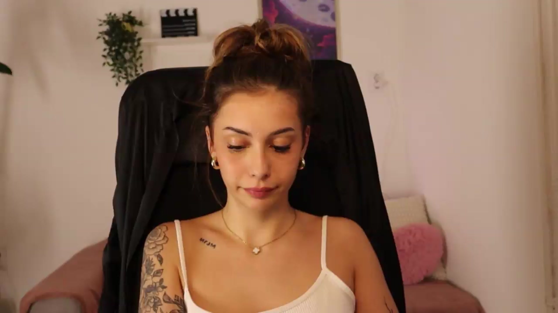Gallery image thumbnail from Naomii20's myfreecams stream on, 05/14/2026, 14:29 image 7 of 20