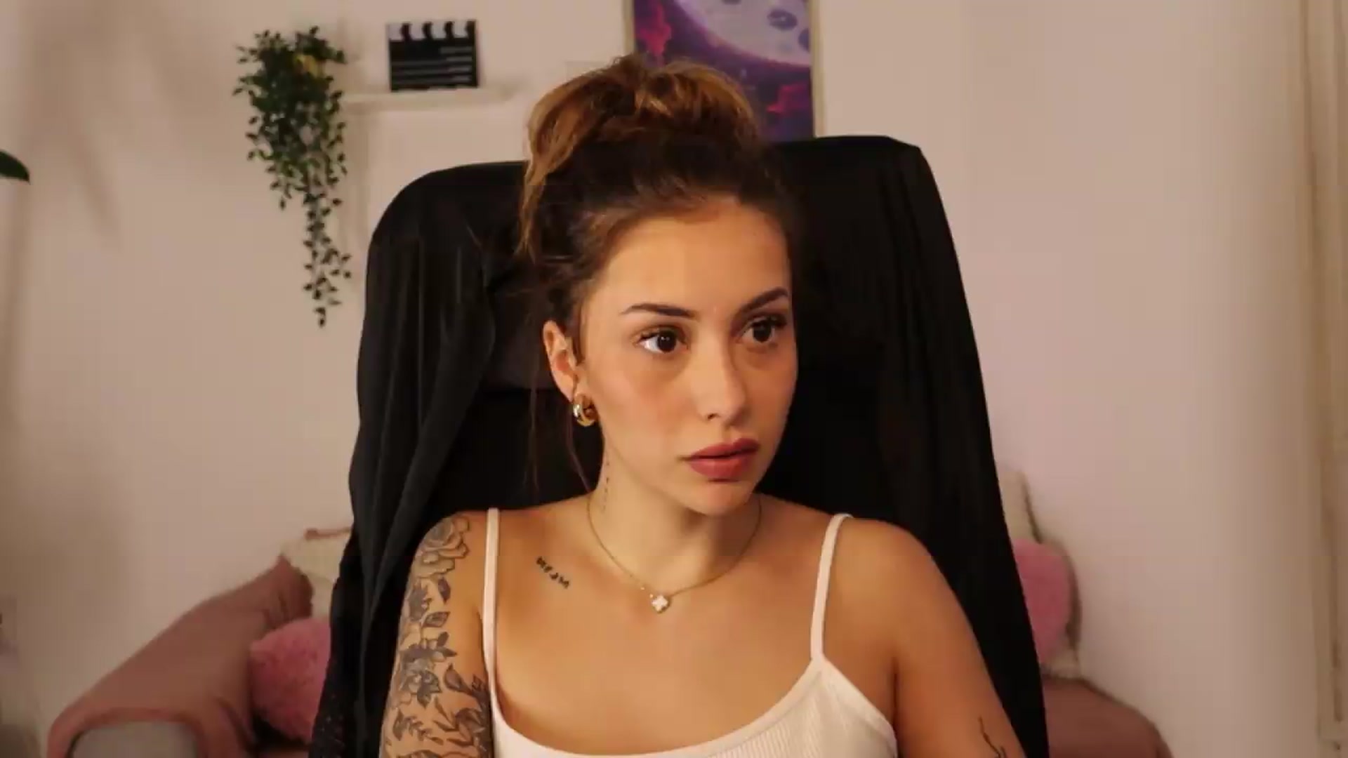 Gallery image thumbnail from Naomii20's myfreecams stream on, 05/14/2026, 14:29 image 8 of 20