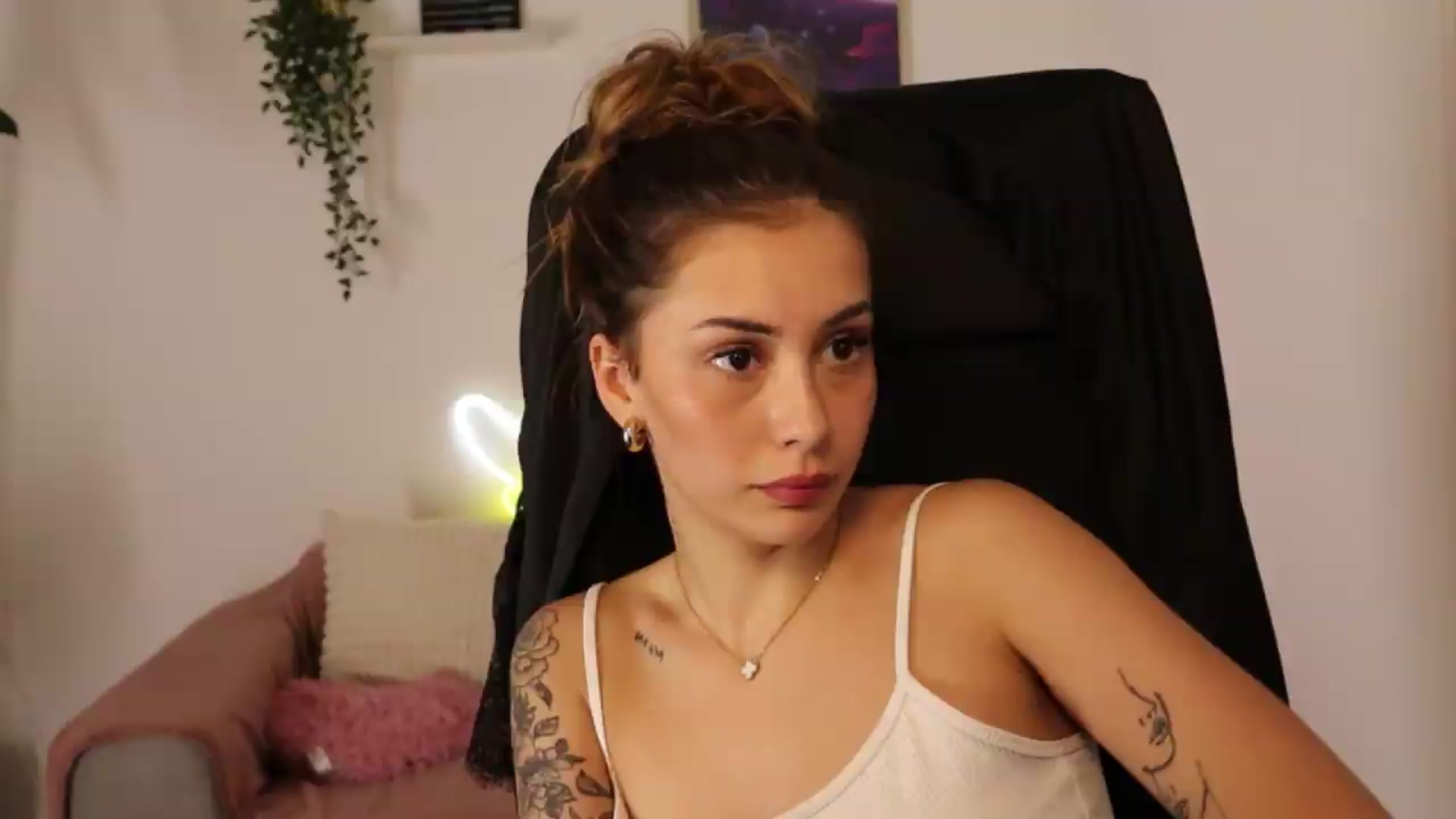 Gallery image thumbnail from Naomii20's myfreecams stream on, 05/14/2026, 16:38 image 3 of 20