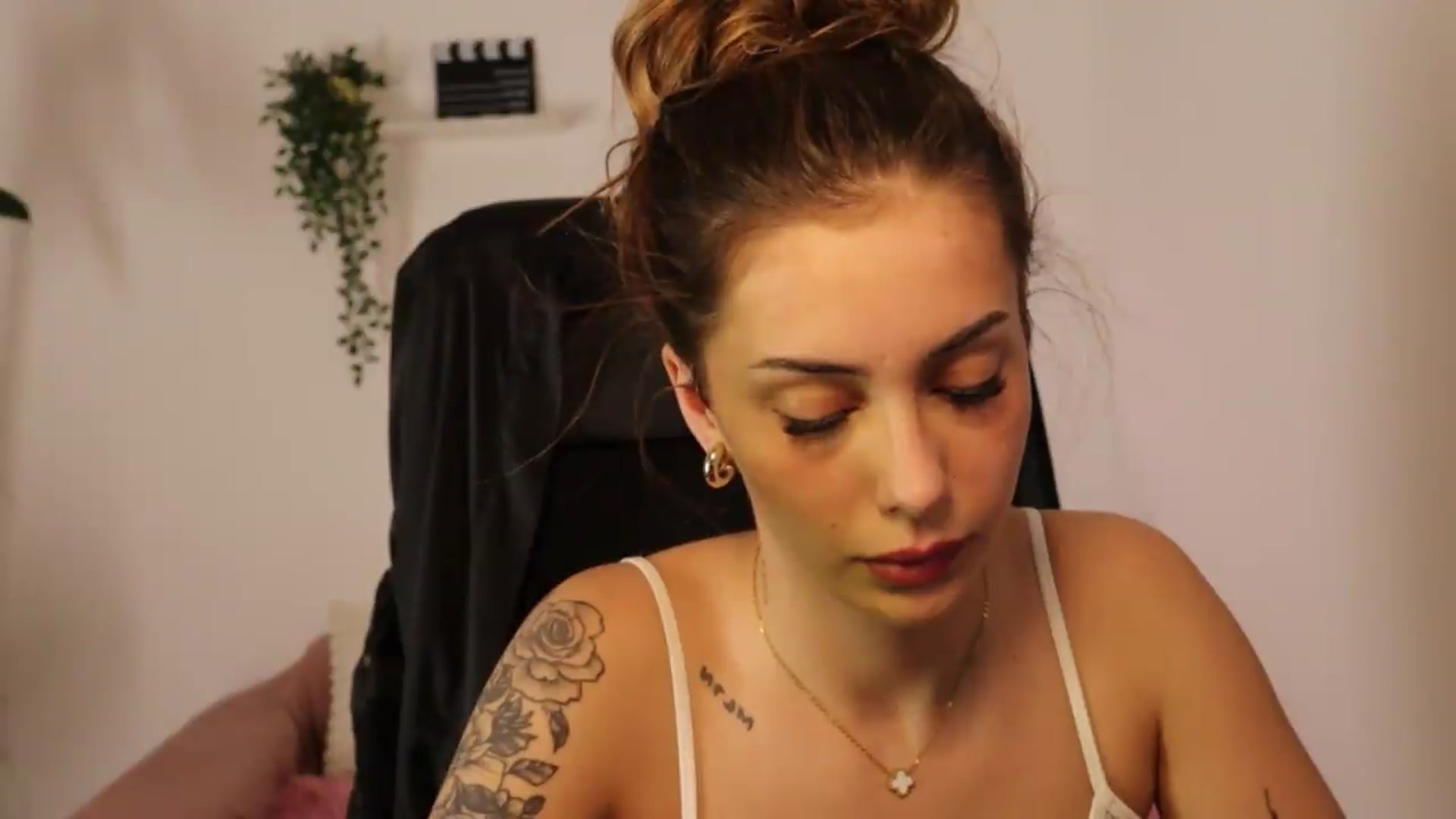 Gallery image thumbnail from Naomii20's myfreecams stream on, 05/14/2026, 16:38 image 15 of 20