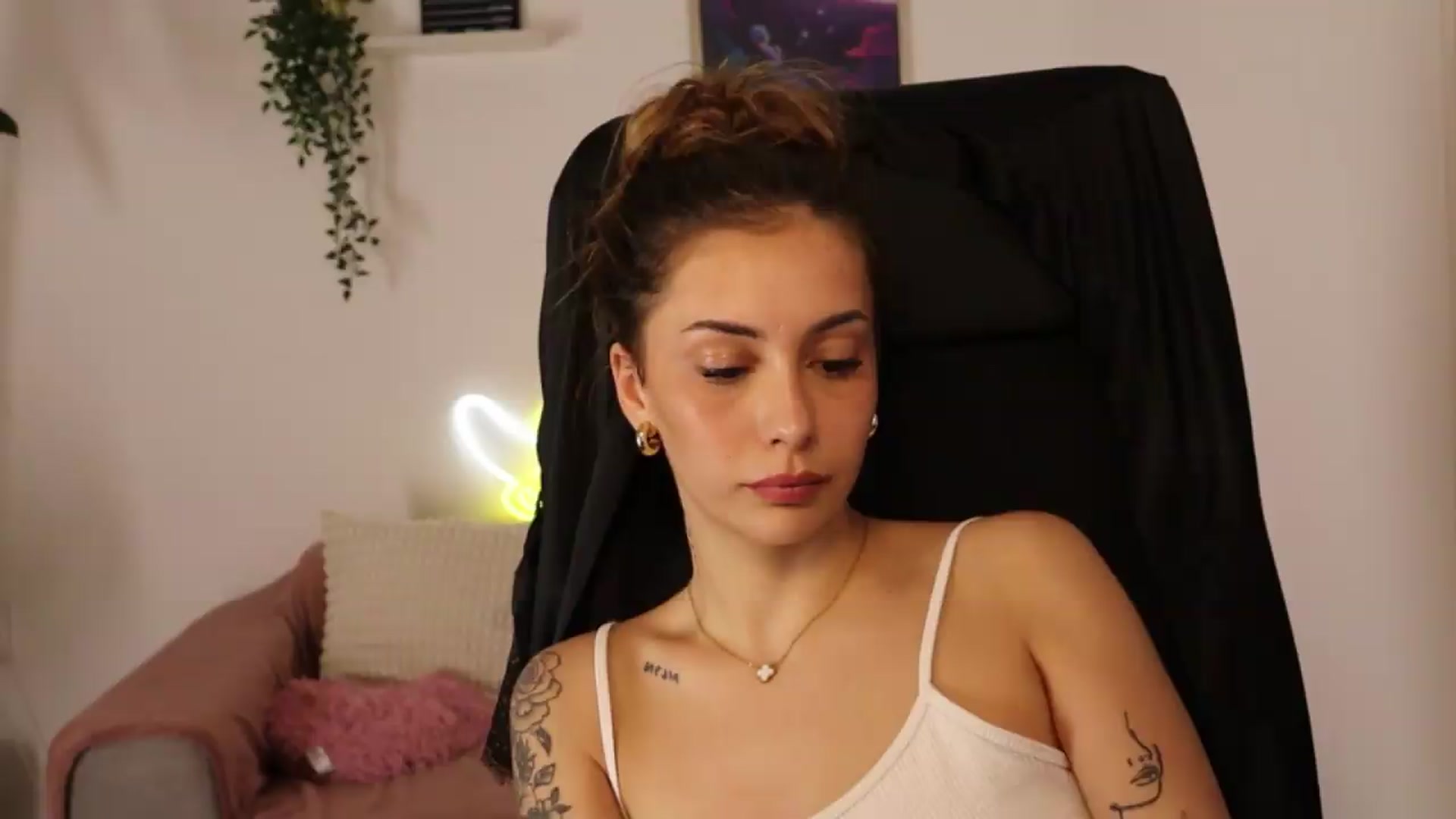 Gallery image thumbnail from Naomii20's myfreecams stream on, 05/14/2026, 16:38 image 4 of 20