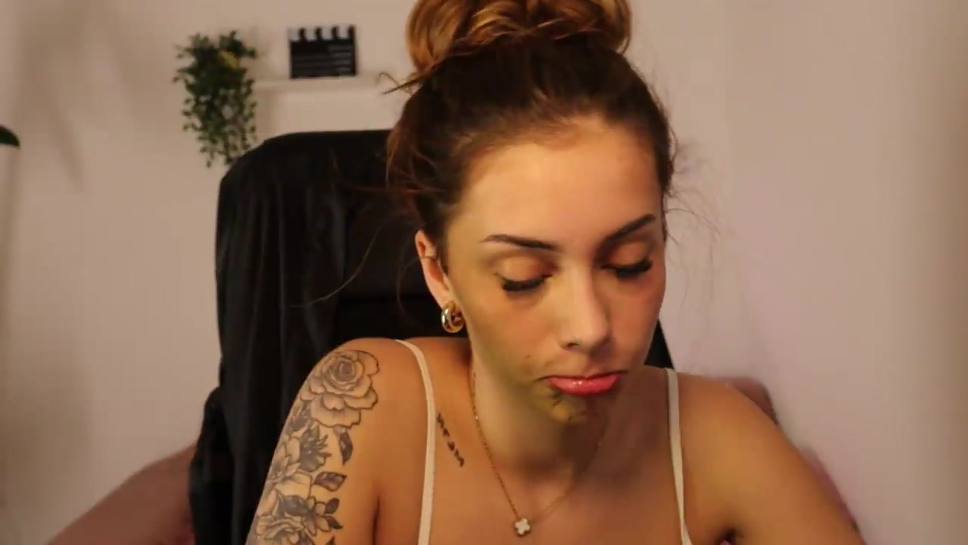 Gallery image thumbnail from Naomii20's myfreecams stream on, 05/14/2026, 16:38 image 12 of 20