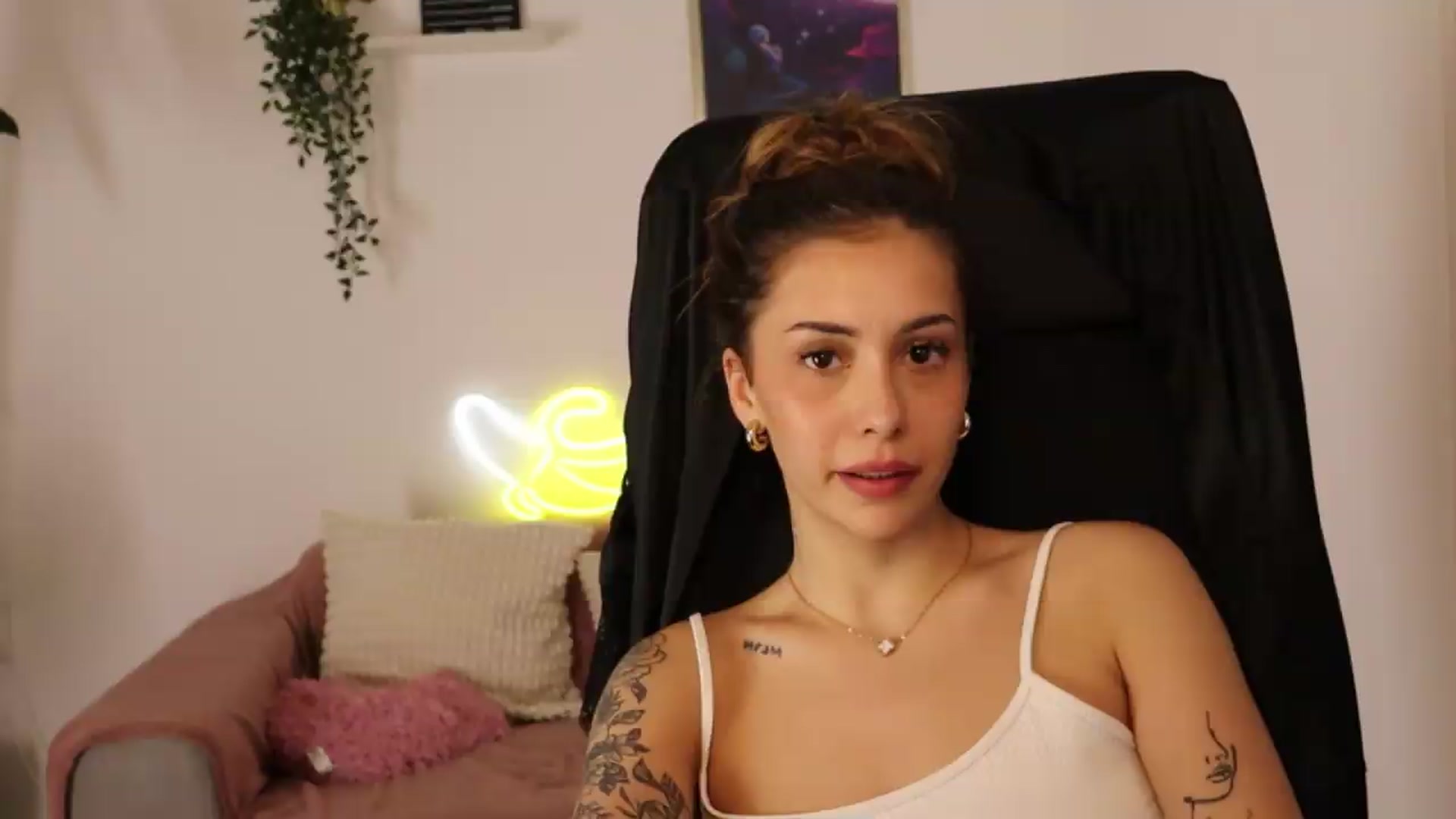 Gallery image thumbnail from Naomii20's myfreecams stream on, 05/14/2026, 16:38 image 2 of 20