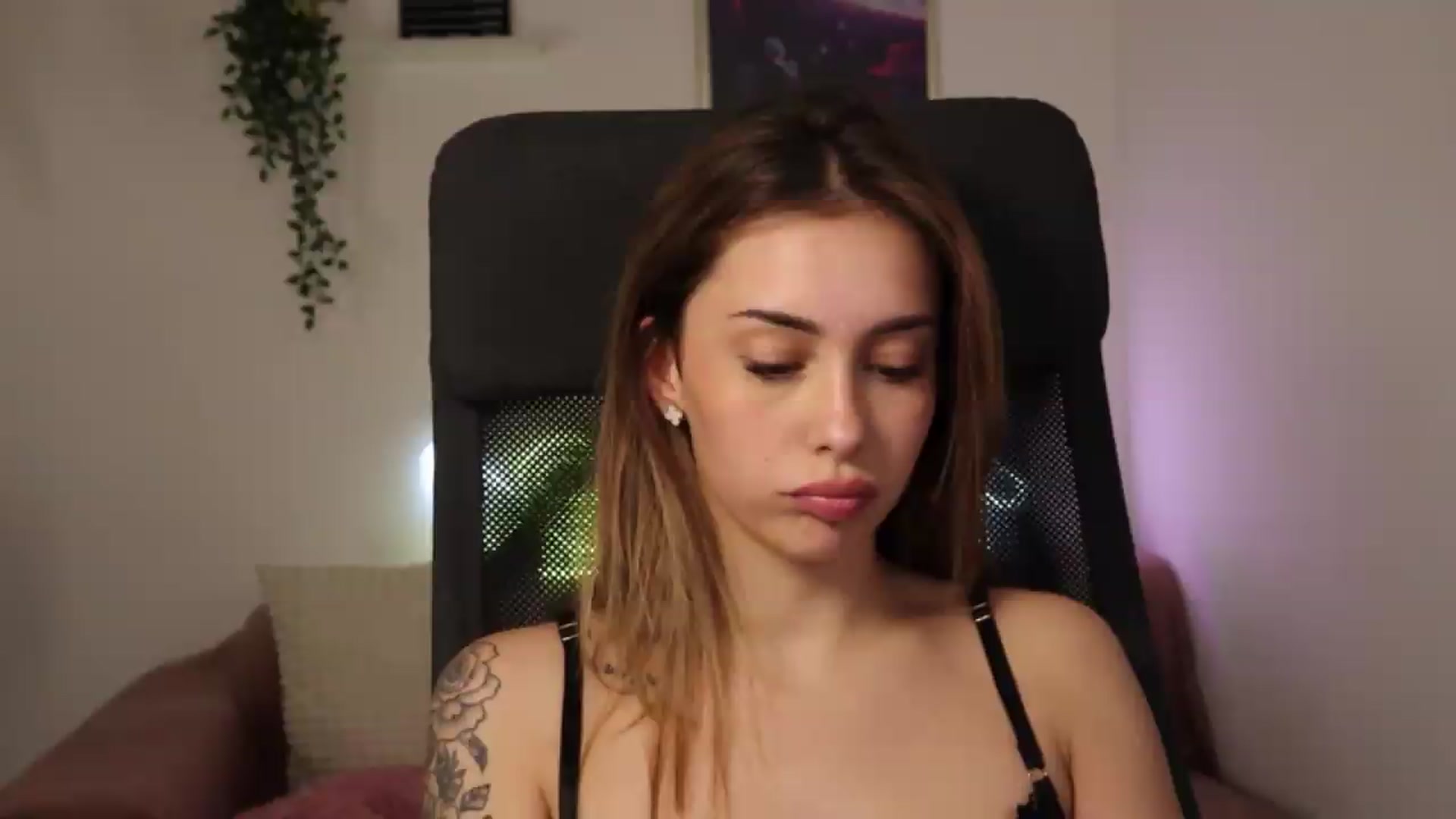 Gallery image thumbnail from Naomii20's myfreecams stream on, 05/18/2026, 16:06 image 2 of 20