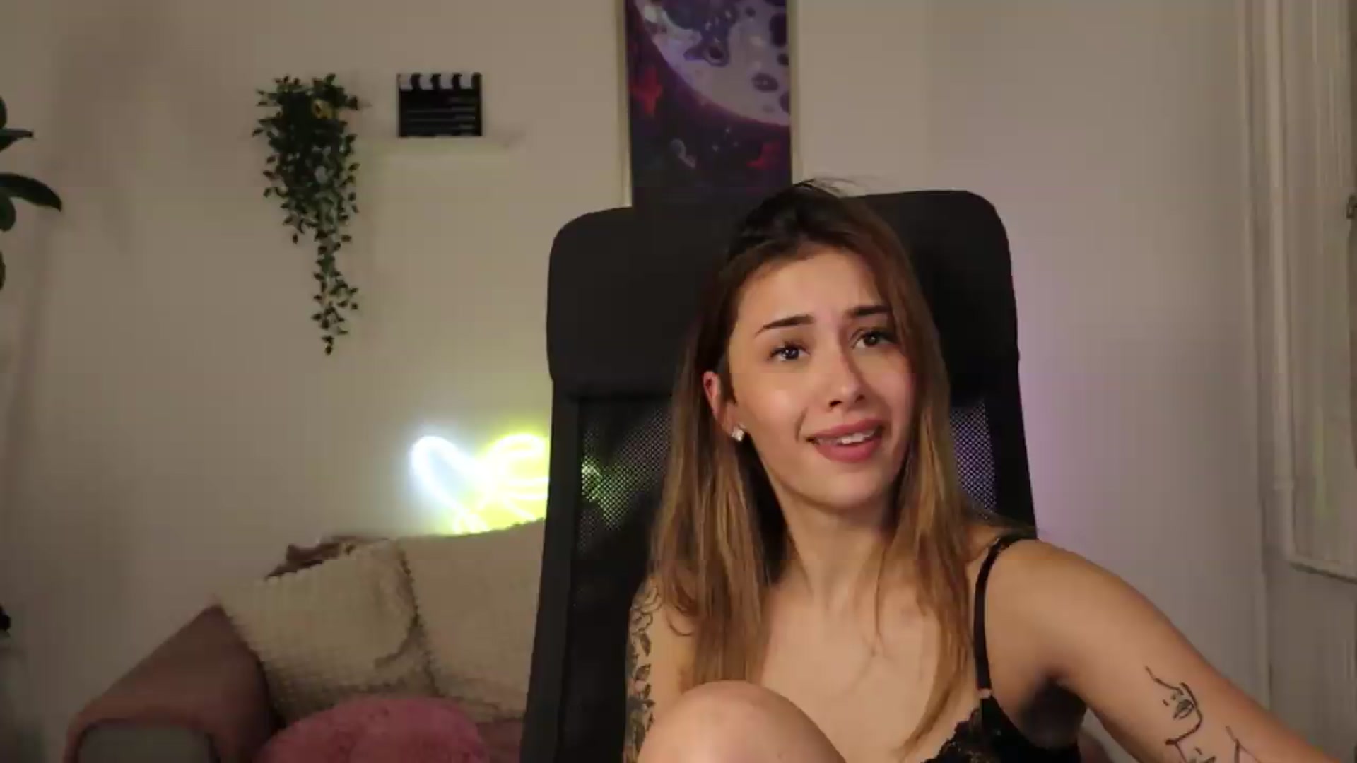 Gallery image thumbnail from Naomii20's myfreecams stream on, 05/18/2026, 17:58 image 12 of 20