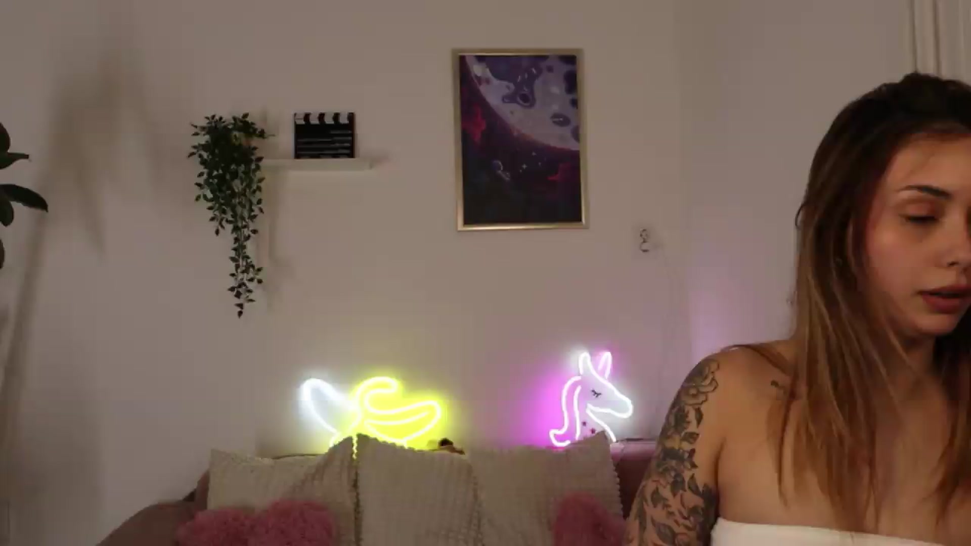 Gallery image thumbnail from Naomii20's myfreecams stream on, 05/19/2026, 17:29 image 3 of 20