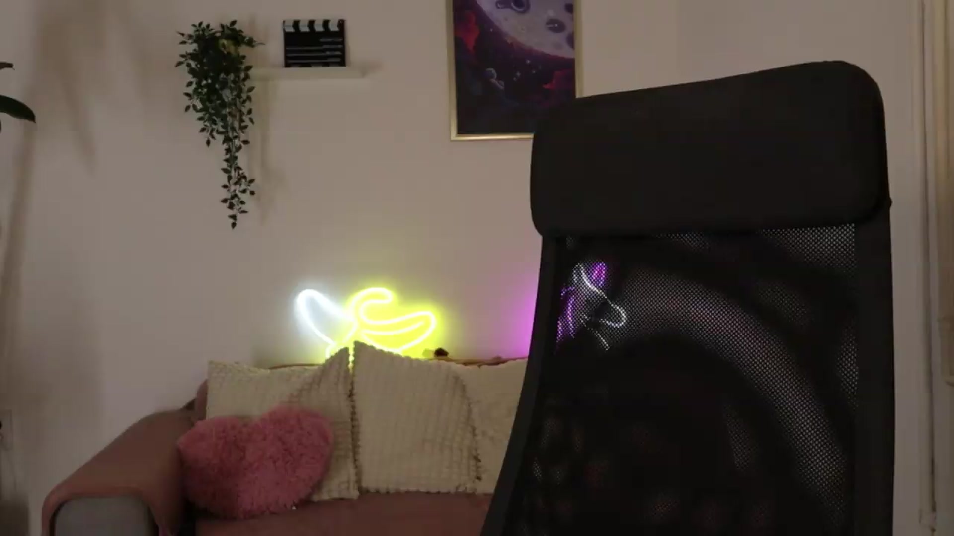 Gallery image thumbnail from Naomii20's myfreecams stream on, 05/19/2026, 17:29 image 17 of 20