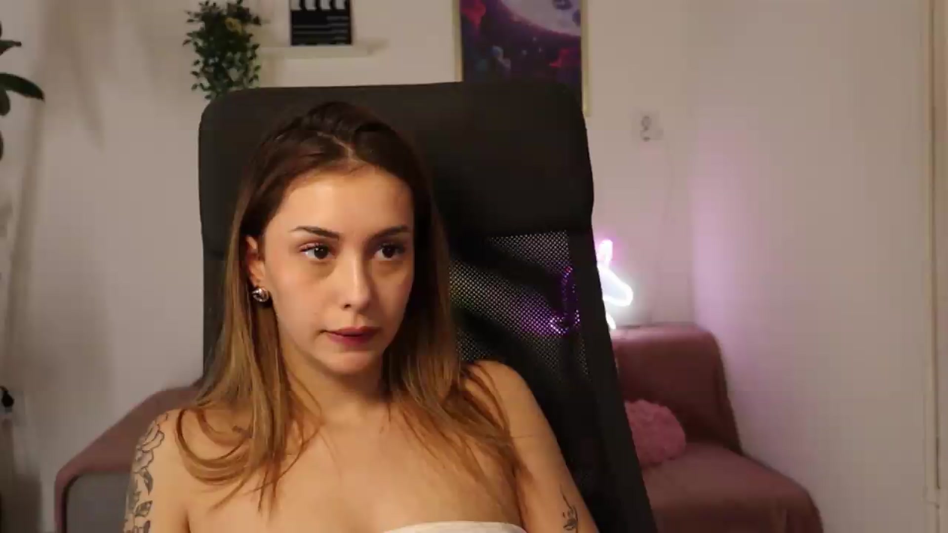 Gallery image thumbnail from Naomii20's myfreecams stream on, 05/19/2026, 17:29 image 13 of 20
