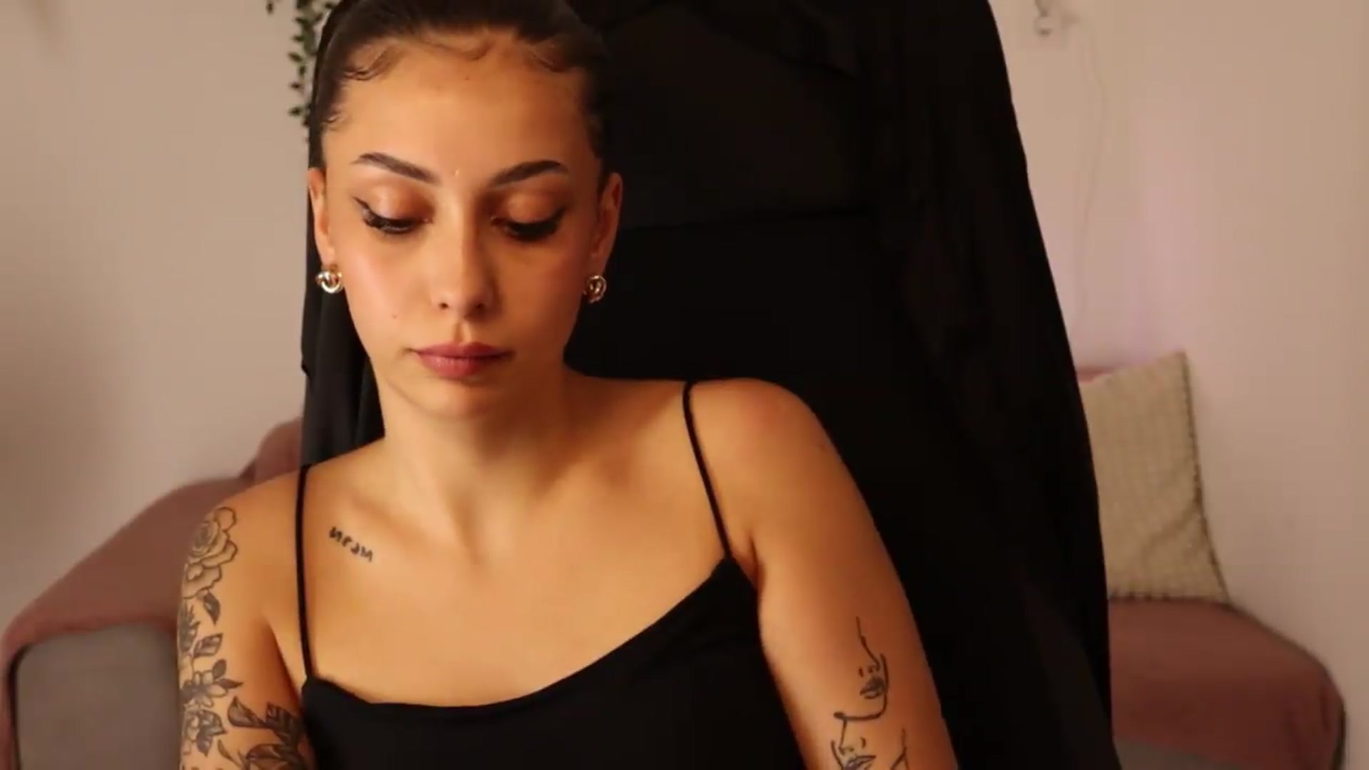 Gallery image thumbnail from Naomii20's myfreecams stream on, 05/27/2026, 17:15 image 19 of 20