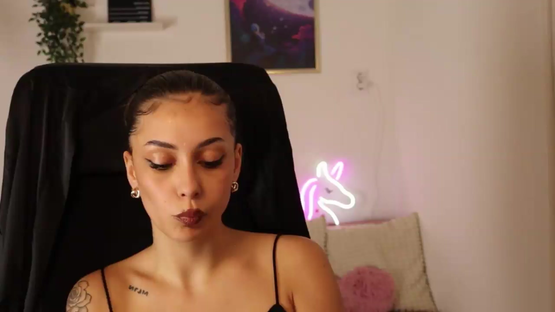Gallery image thumbnail from Naomii20's myfreecams stream on, 05/27/2026, 17:15 image 5 of 20
