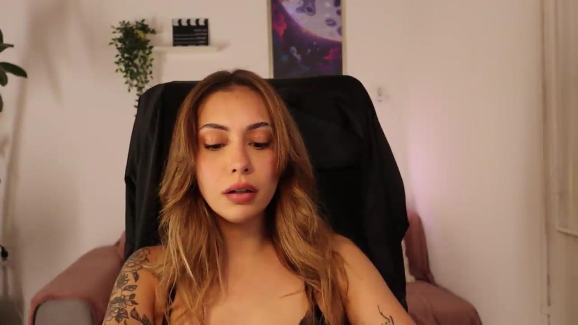 Gallery image thumbnail from Naomii20's myfreecams stream on, 05/28/2026, 14:15 image 6 of 20