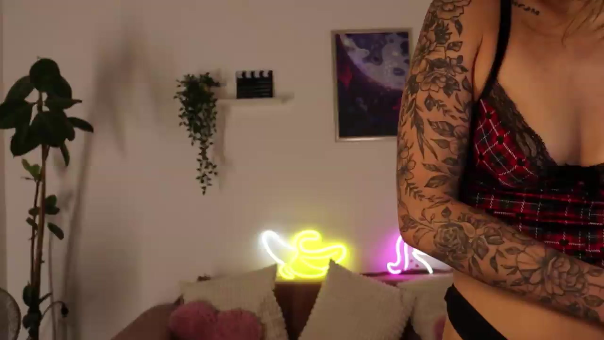 Gallery image thumbnail from Naomii20's myfreecams stream on, 05/28/2026, 17:00 image 14 of 20