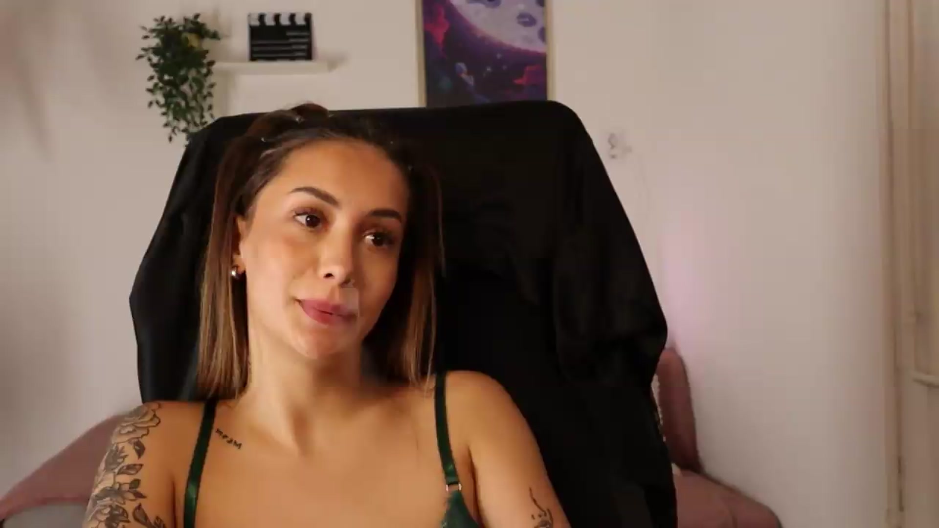 Gallery image thumbnail from Naomii20's myfreecams stream on, 05/31/2026, 15:05 image 12 of 20