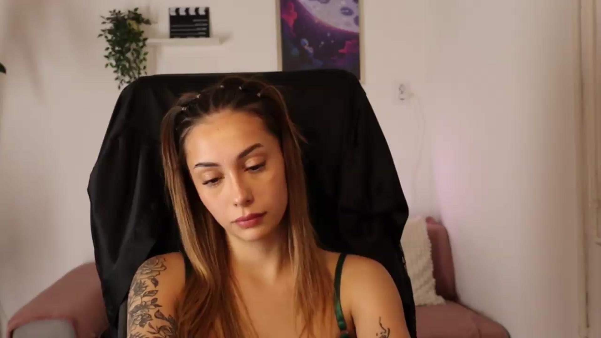 Gallery image thumbnail from Naomii20's myfreecams stream on, 05/31/2026, 15:05 image 2 of 20