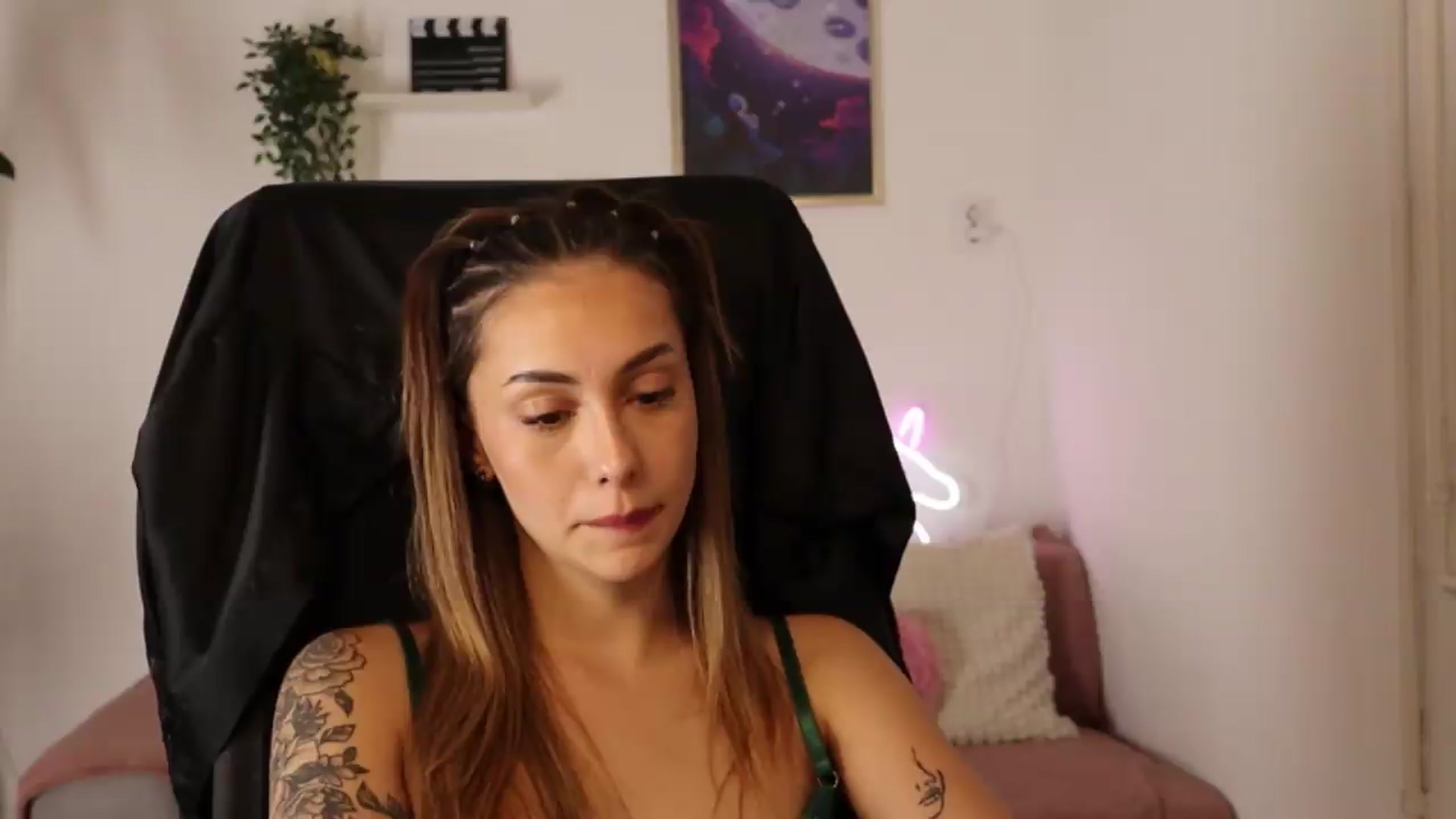 Gallery image thumbnail from Naomii20's myfreecams stream on, 05/31/2026, 15:05 image 3 of 20