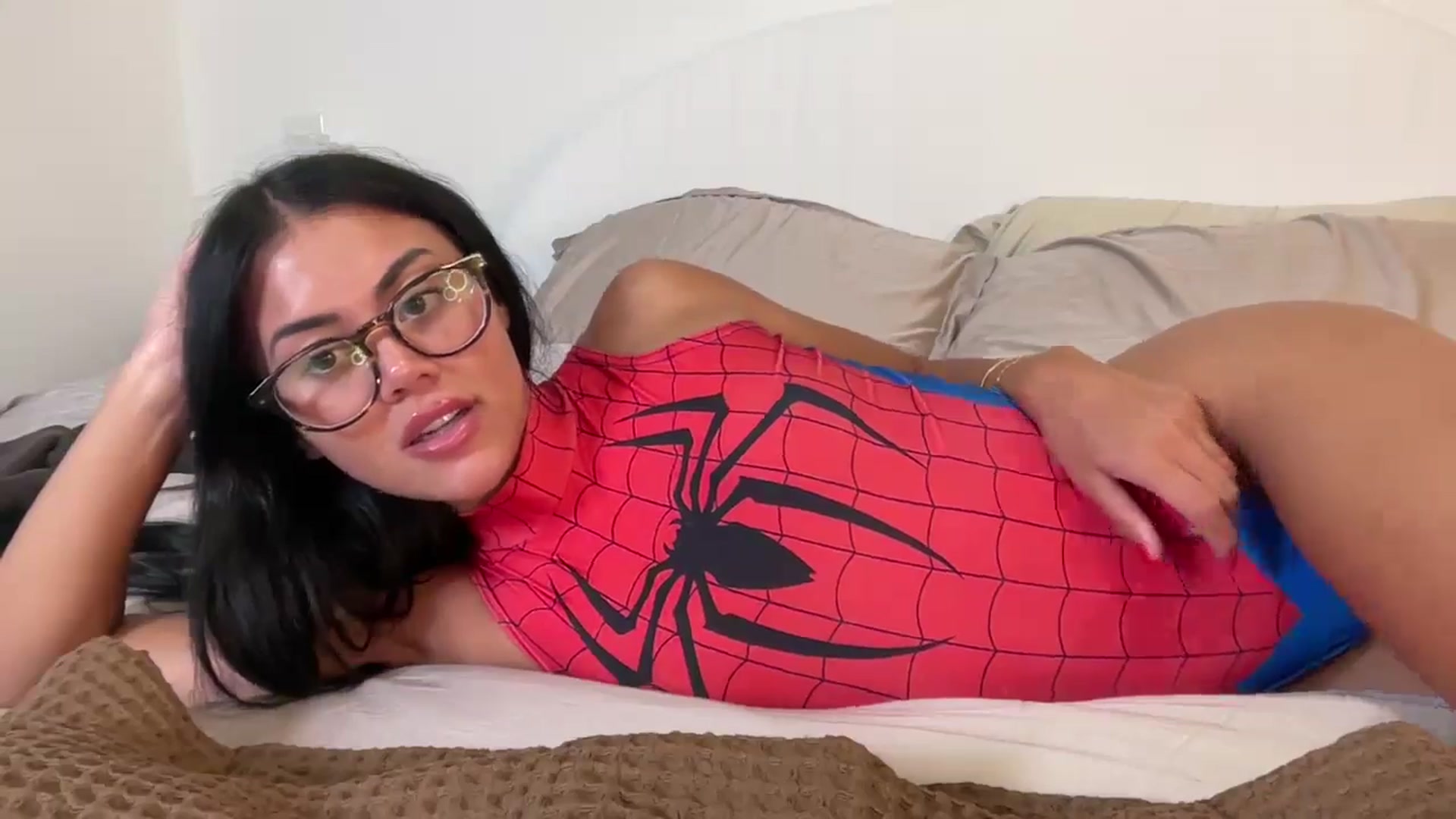 Gallery image thumbnail from Naomilynn's myfreecams stream on, 10/09/2024, 24:50 image 13 of 20