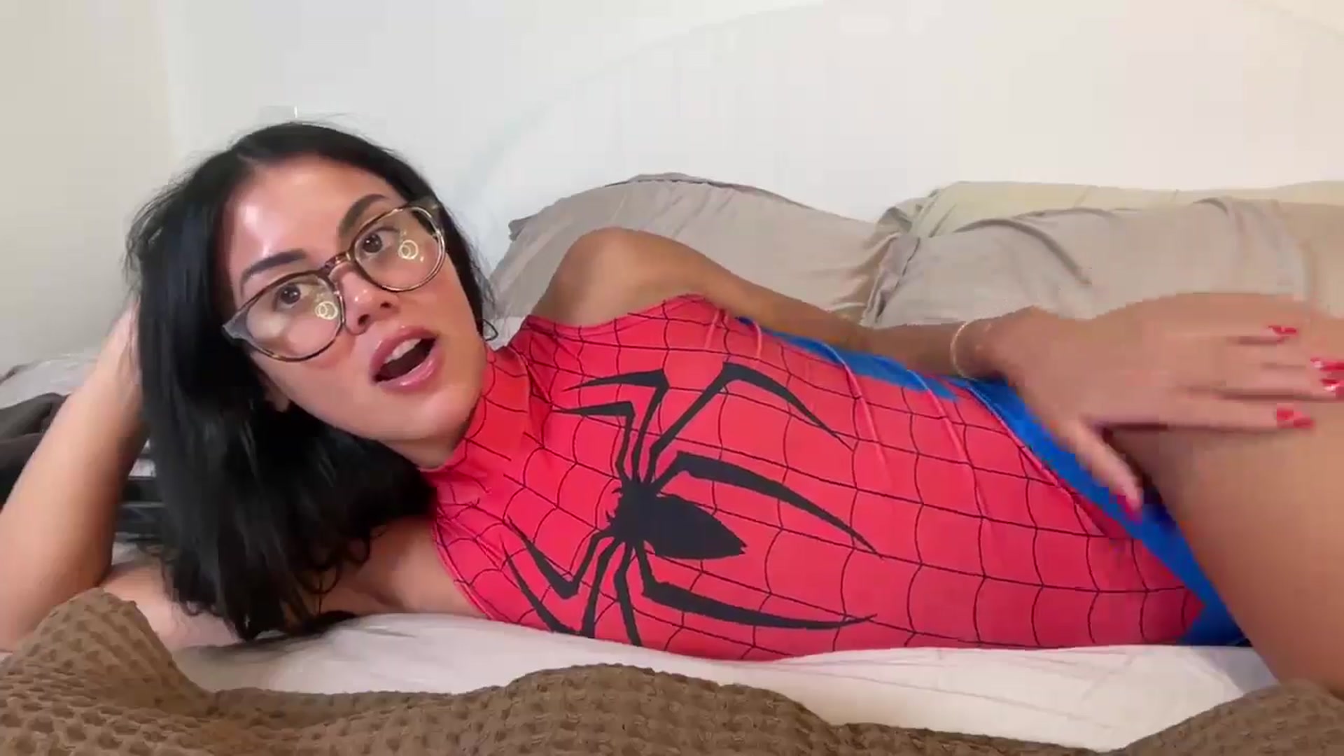 Gallery image thumbnail from Naomilynn's myfreecams stream on, 10/09/2024, 24:50 image 12 of 20
