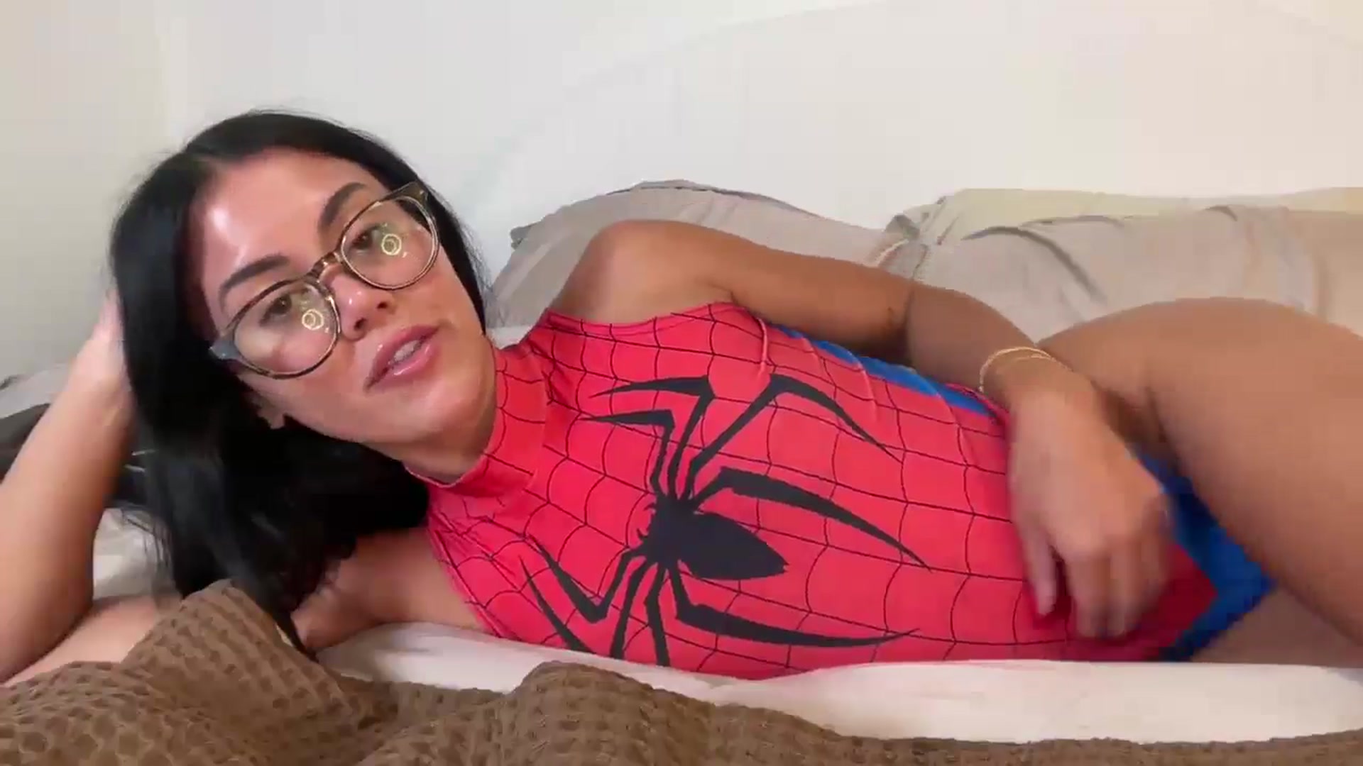 Gallery image thumbnail from Naomilynn's myfreecams stream on, 10/09/2024, 24:50 image 7 of 20
