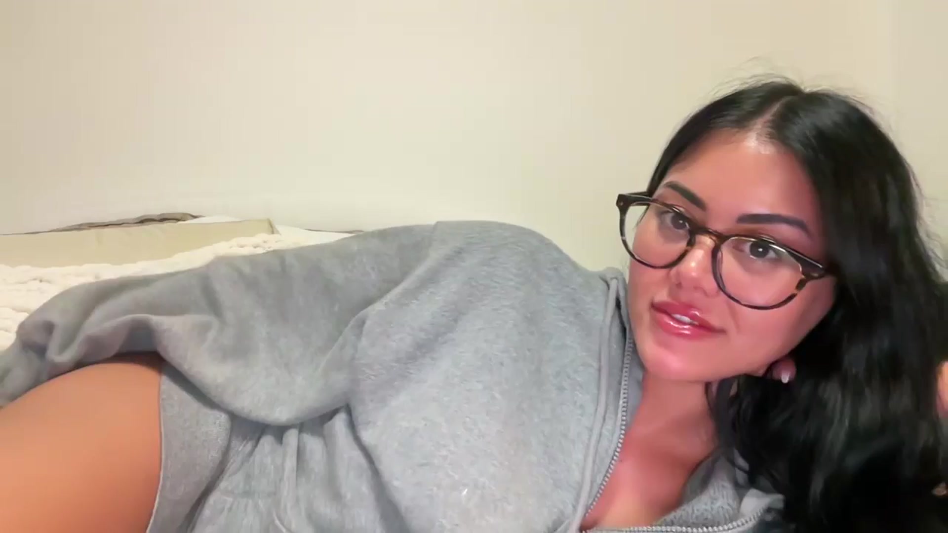 Gallery image thumbnail from Naomilynn's myfreecams stream on, 10/31/2024, 05:27 image 10 of 20