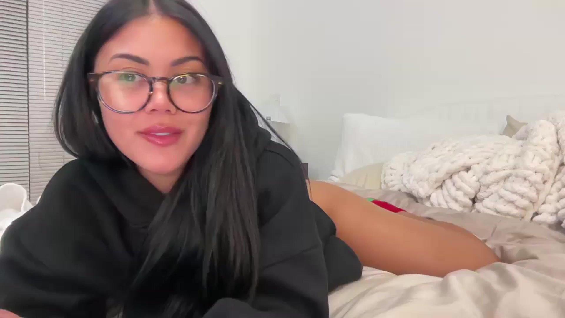 Gallery image thumbnail from Naomilynn's myfreecams stream on, 11/08/2024, 07:08 image 1 of 20