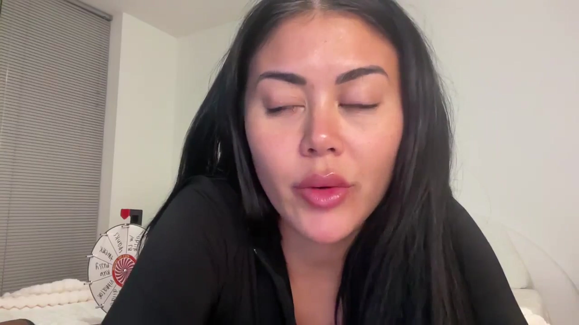 Gallery image thumbnail from Naomilynn's myfreecams stream on, 11/18/2024, 07:10 image 4 of 20