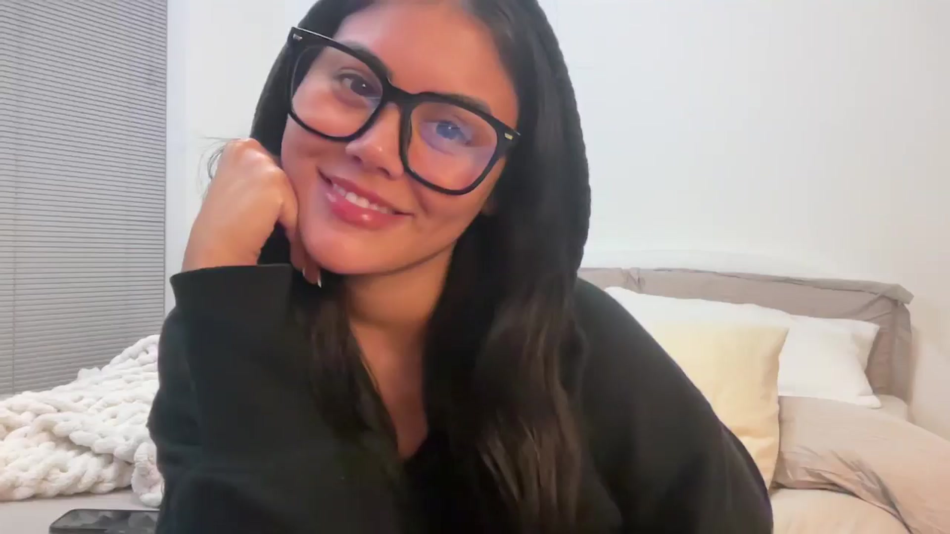 Gallery image thumbnail from Naomilynn's myfreecams stream on, 11/23/2024, 08:15 image 7 of 20