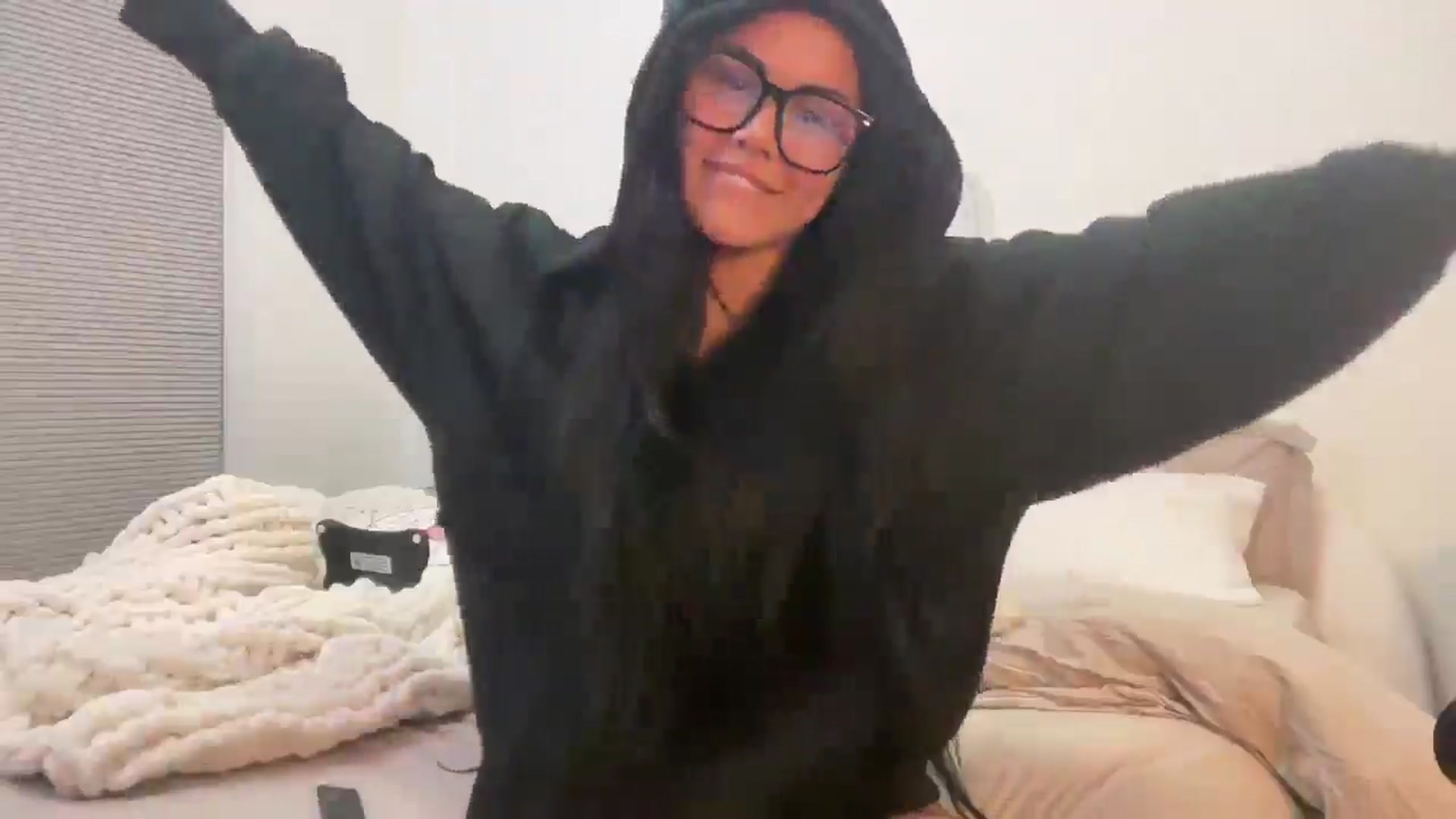 Gallery image thumbnail from Naomilynn's myfreecams stream on, 11/23/2024, 08:15 image 4 of 20
