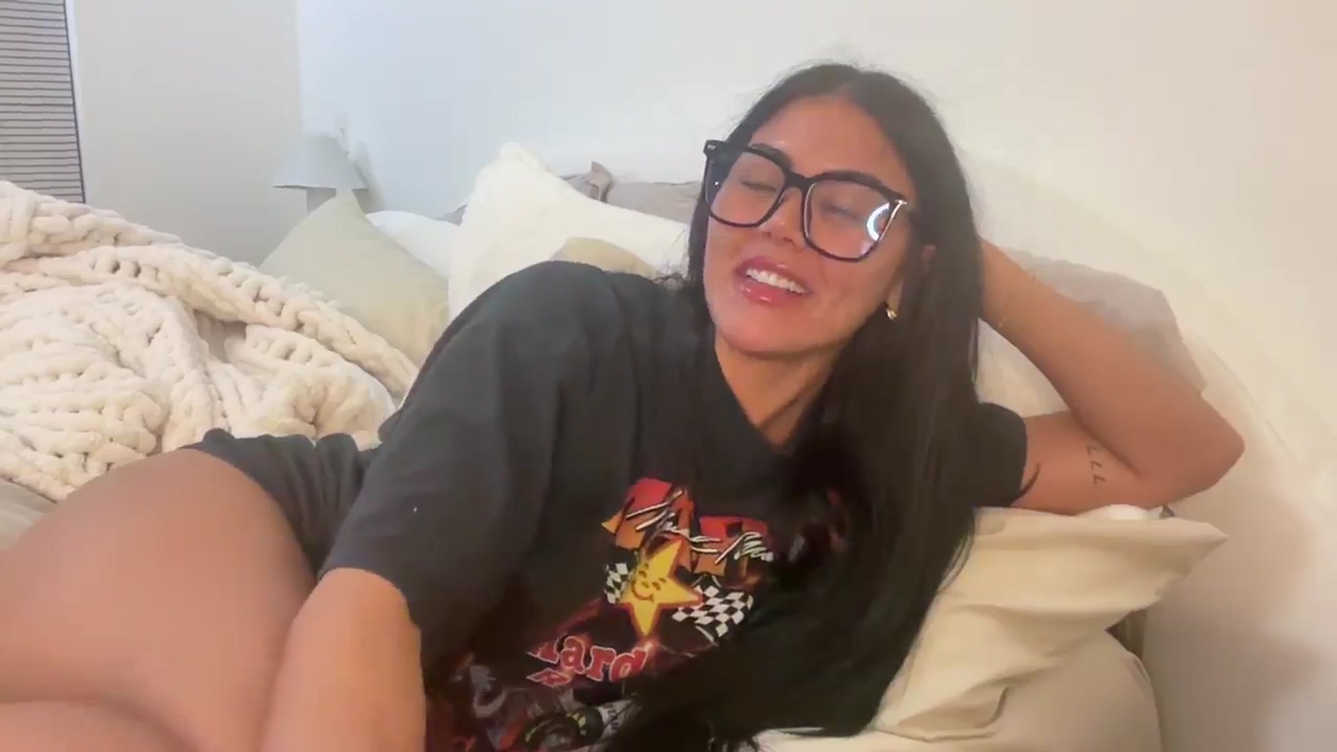 Gallery image thumbnail from Naomilynn's myfreecams stream on, 11/27/2024, 01:21 image 16 of 20