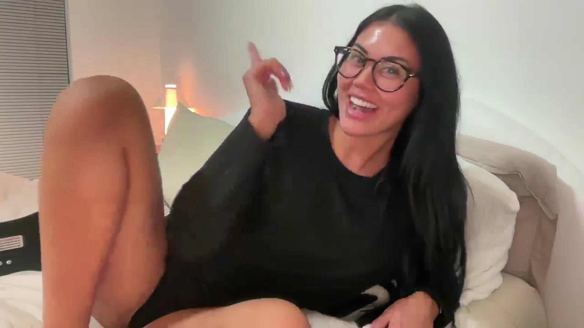Gallery image thumbnail from Naomilynn's myfreecams stream on, 12/03/2024, 04:25 image 8 of 20