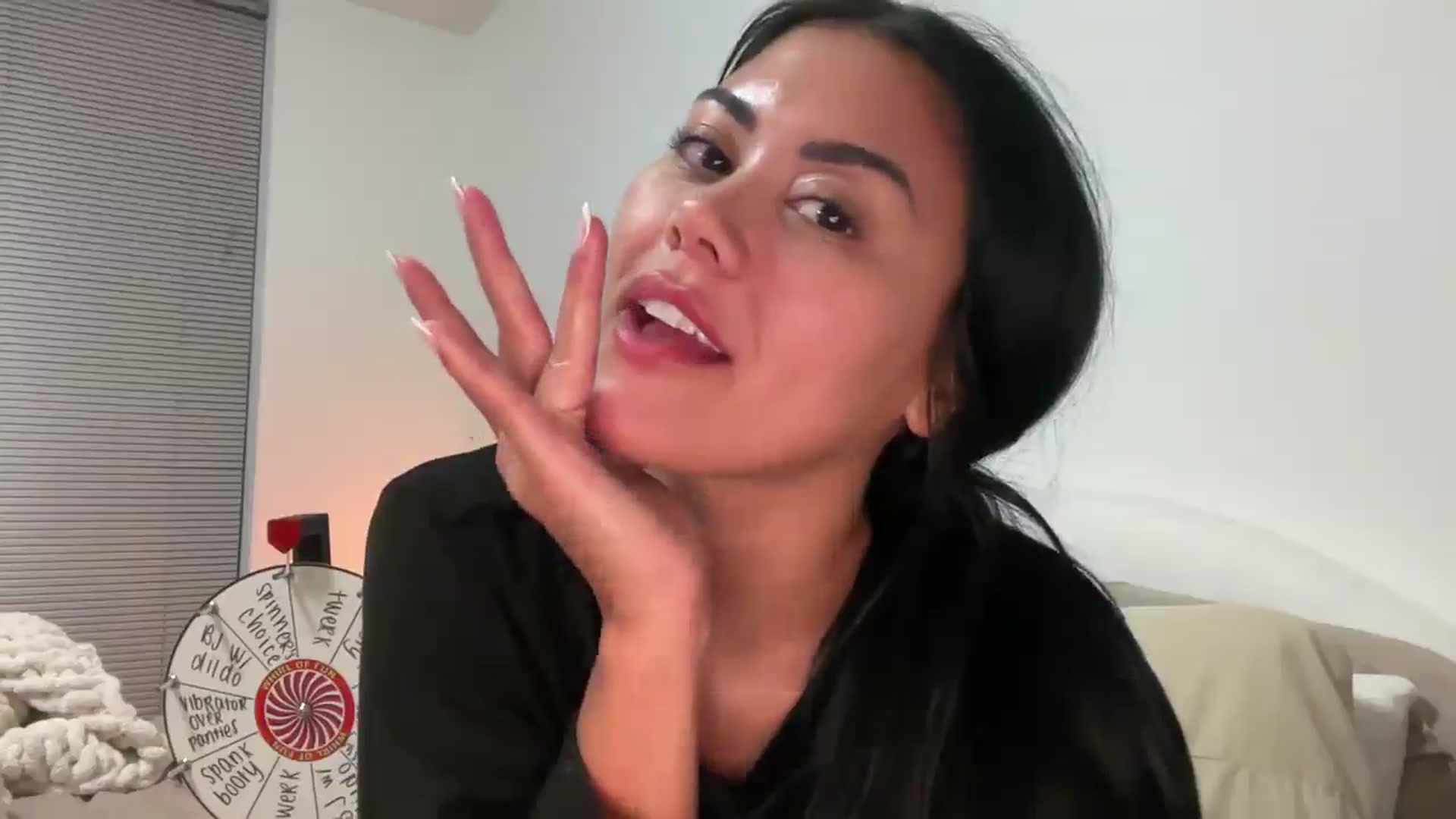 Gallery image thumbnail from Naomilynn's myfreecams stream on, 12/03/2024, 06:53 image 19 of 20