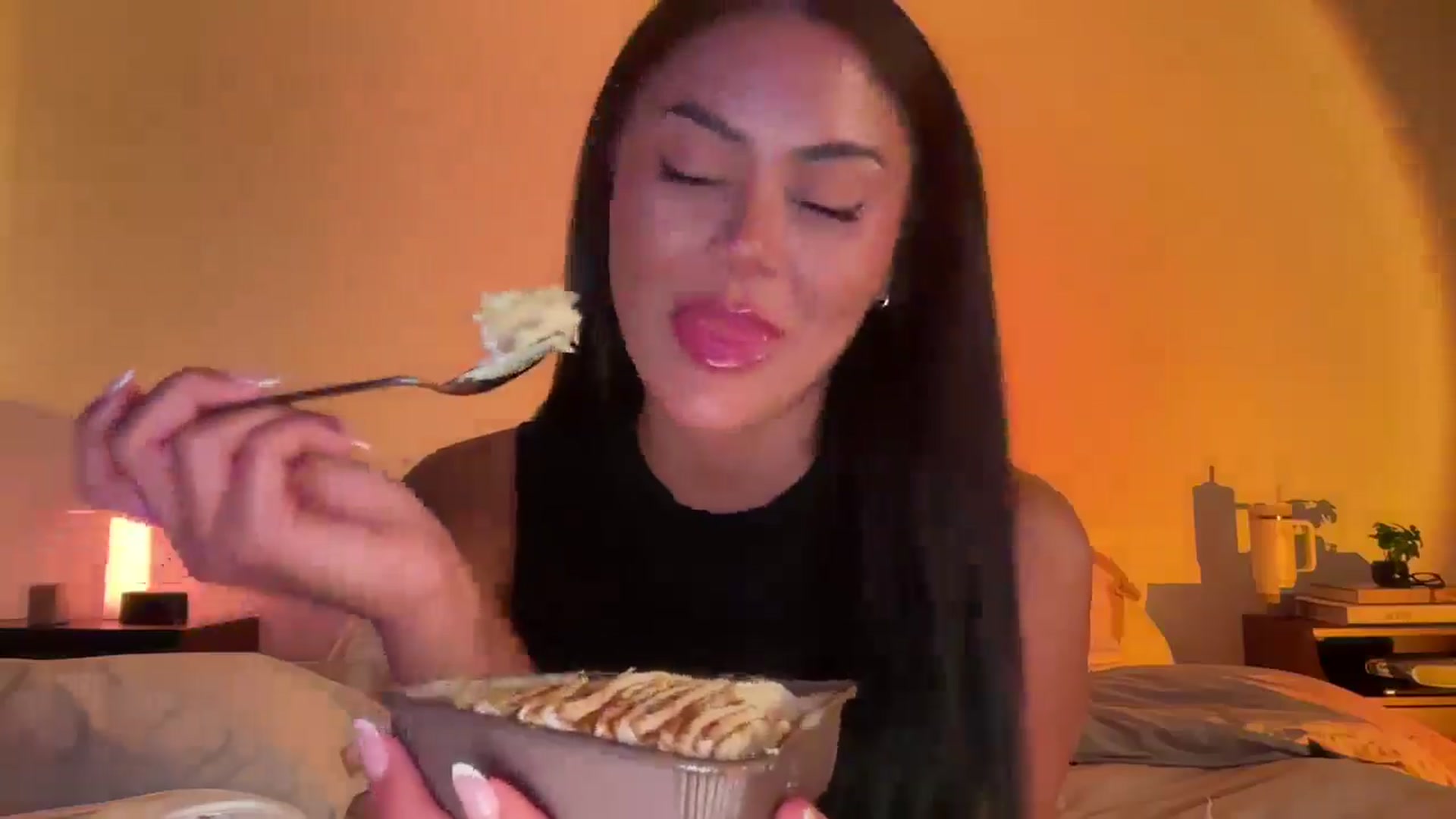 Gallery image thumbnail from Naomilynn's myfreecams stream on, 12/14/2024, 05:28 image 6 of 20