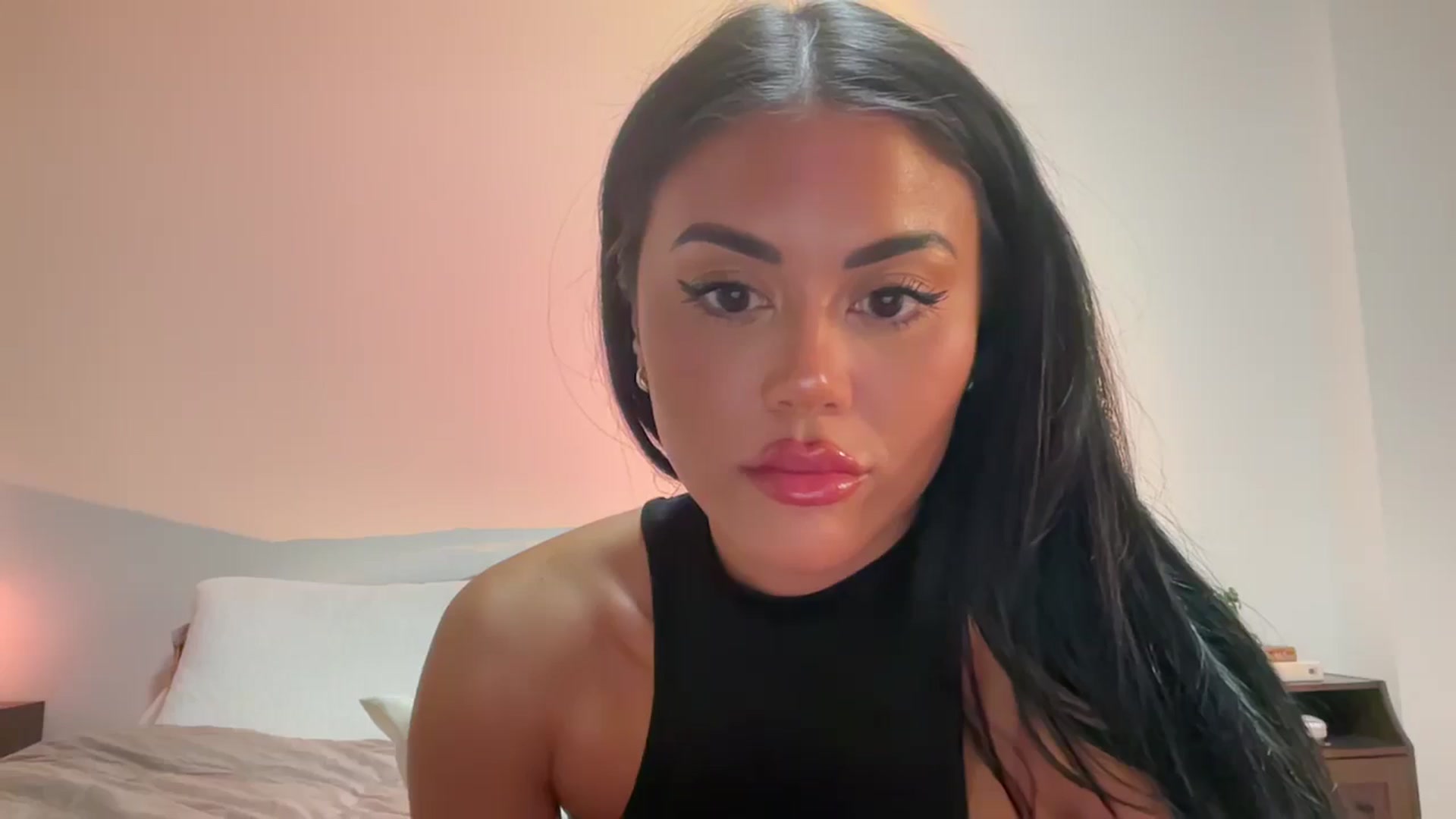 Gallery image thumbnail from Naomilynn's myfreecams stream on, 12/16/2024, 02:32 image 20 of 20