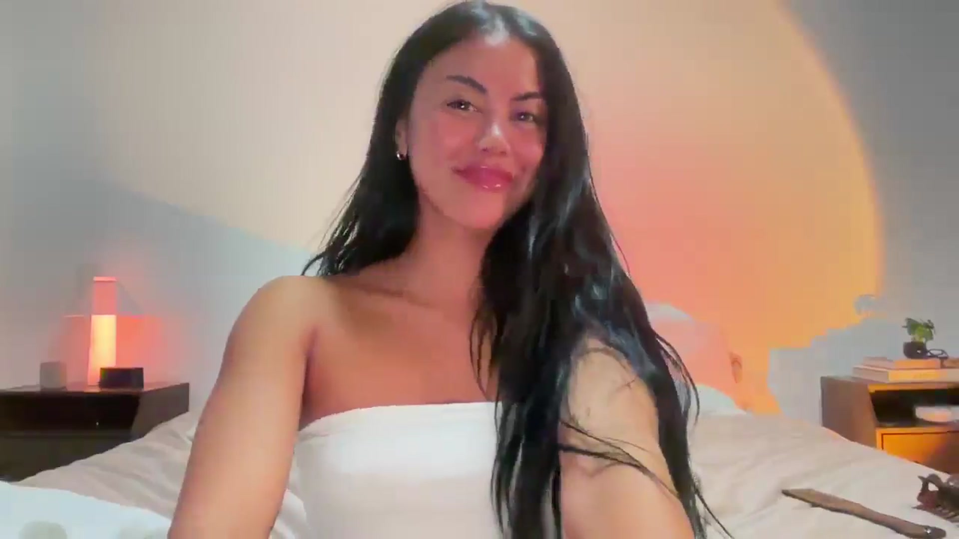 Gallery image thumbnail from Naomilynn's myfreecams stream on, 12/18/2024, 06:36 image 7 of 20