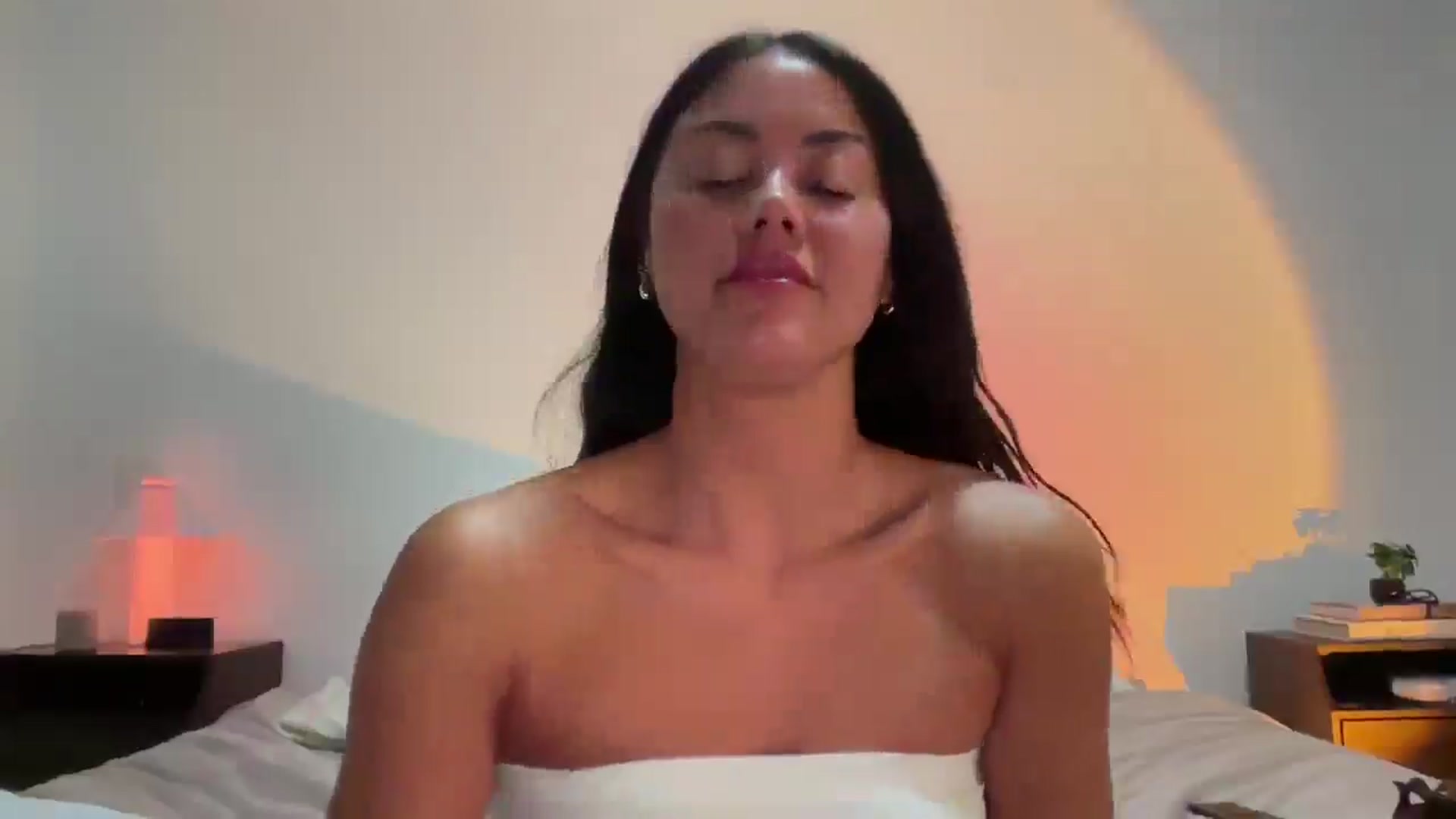Gallery image thumbnail from Naomilynn's myfreecams stream on, 12/18/2024, 06:36 image 16 of 20