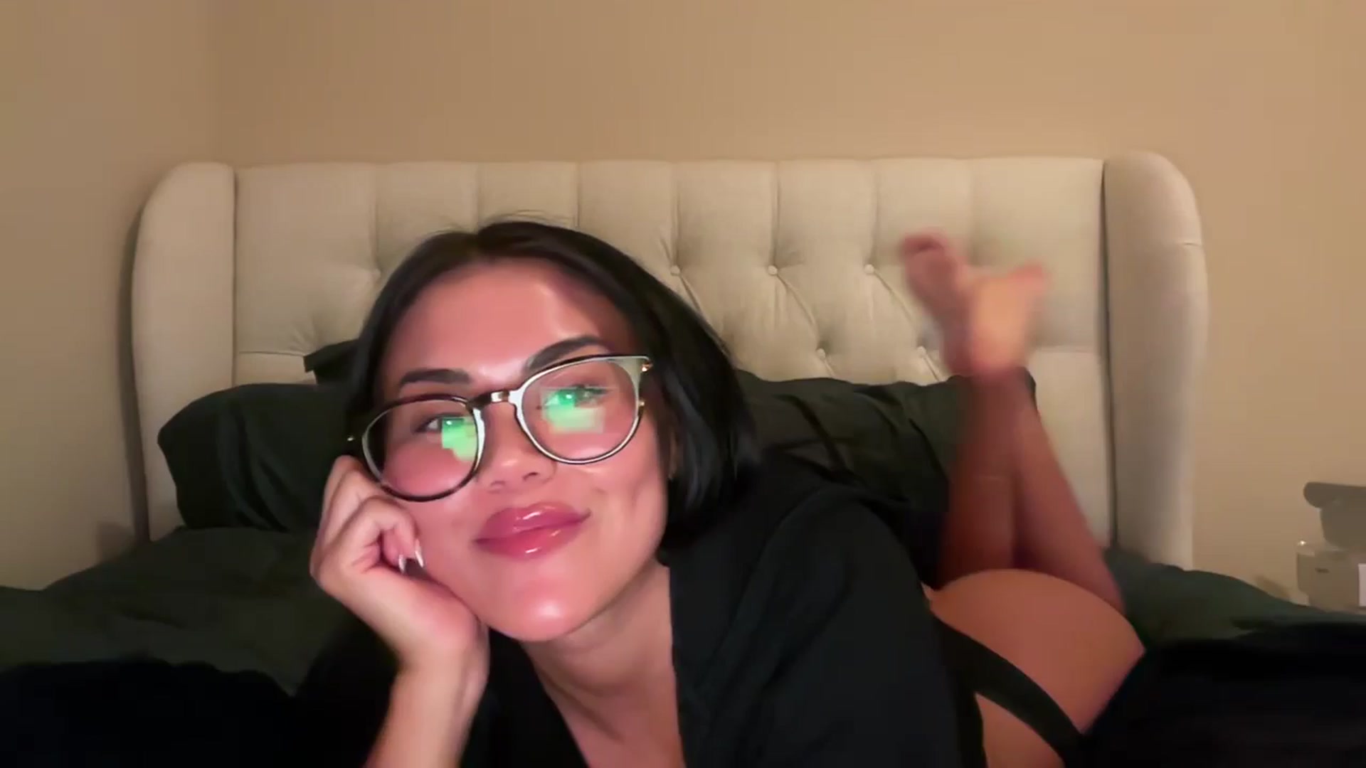 Gallery image thumbnail from Naomilynn's myfreecams stream on, 12/23/2024, 04:38 image 1 of 20
