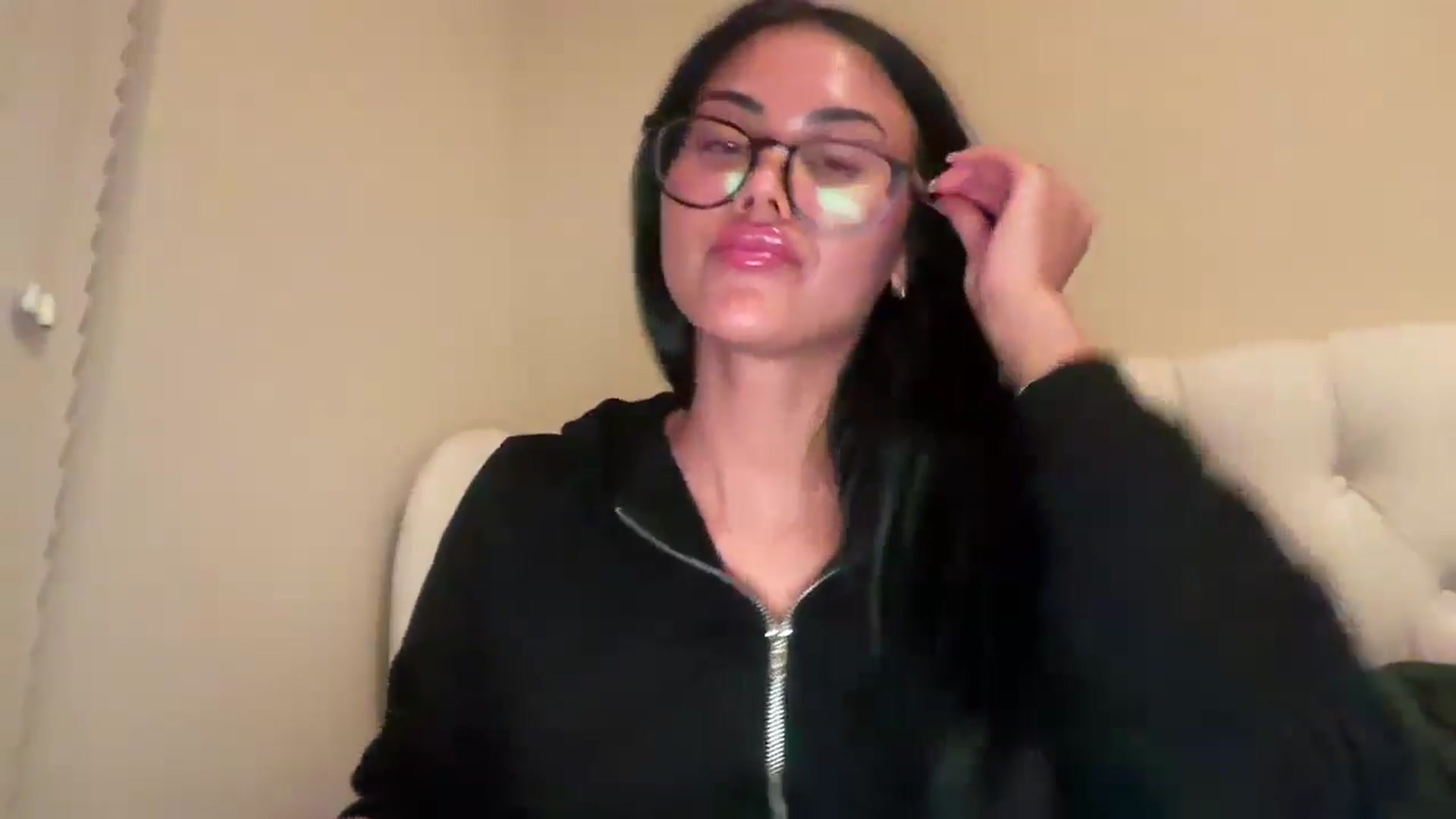 Gallery image thumbnail from Naomilynn's myfreecams stream on, 12/23/2024, 05:24 image 17 of 20