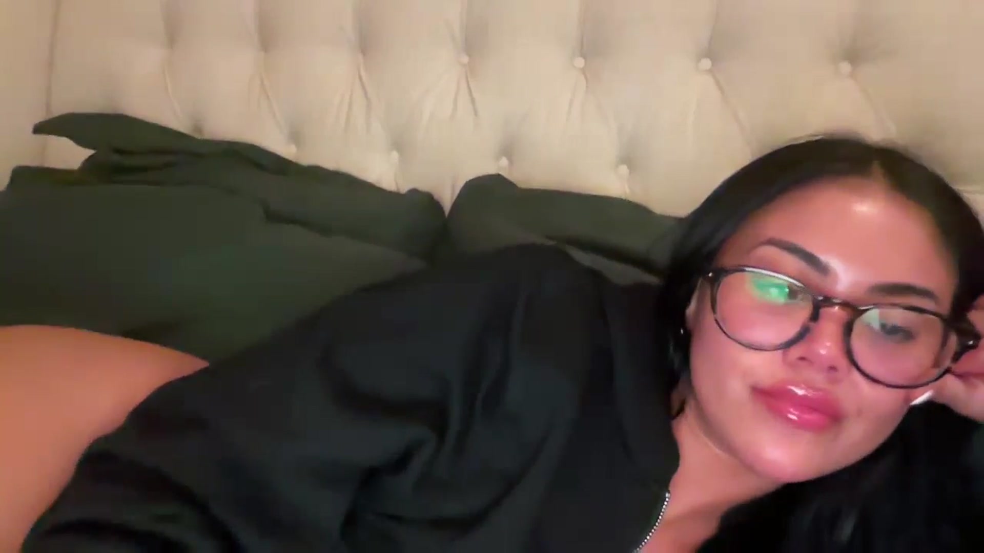 Gallery image thumbnail from Naomilynn's myfreecams stream on, 12/23/2024, 06:56 image 9 of 20