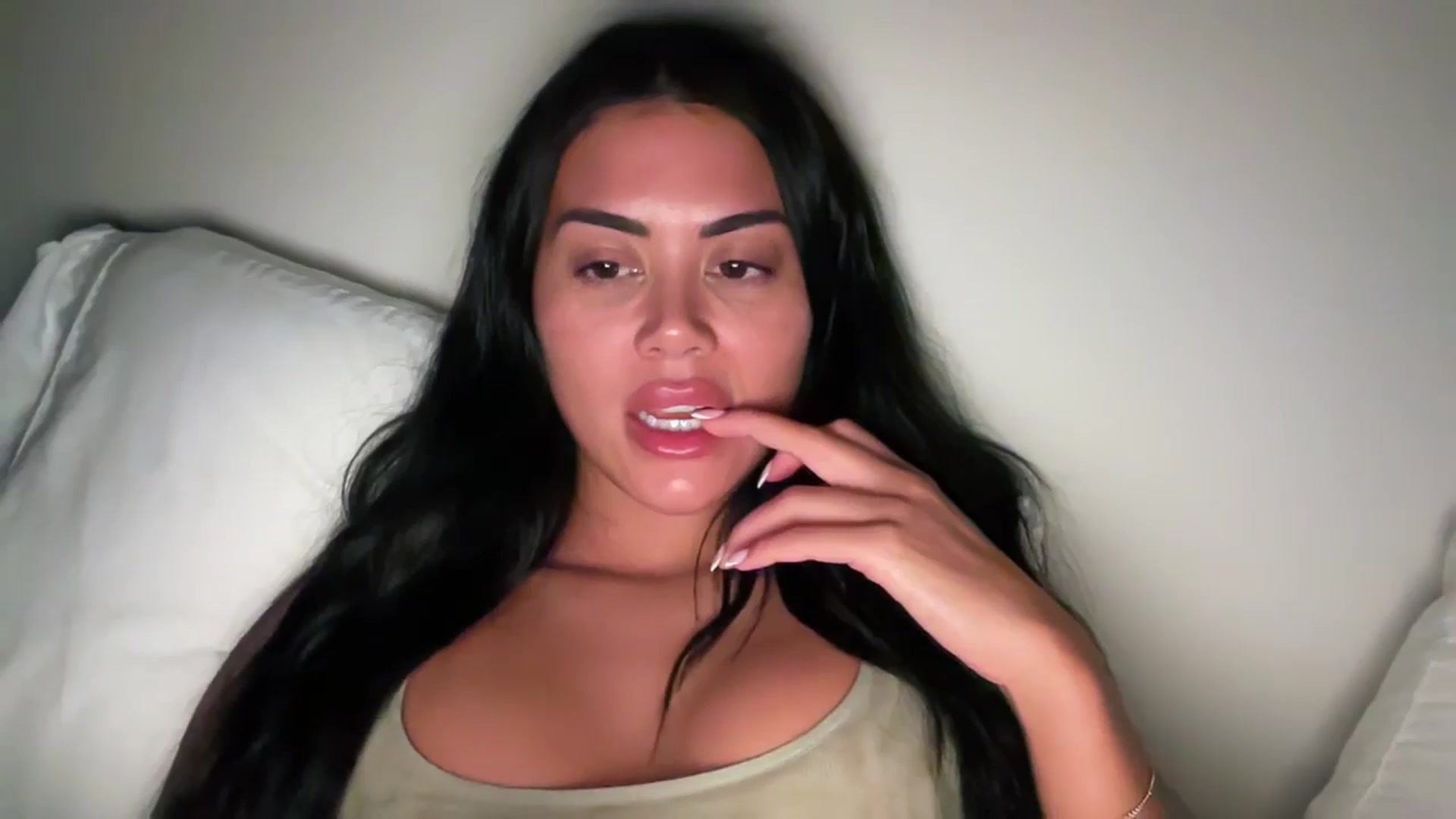 Gallery image thumbnail from Naomilynn's myfreecams stream on, 12/28/2024, 07:37 image 6 of 20