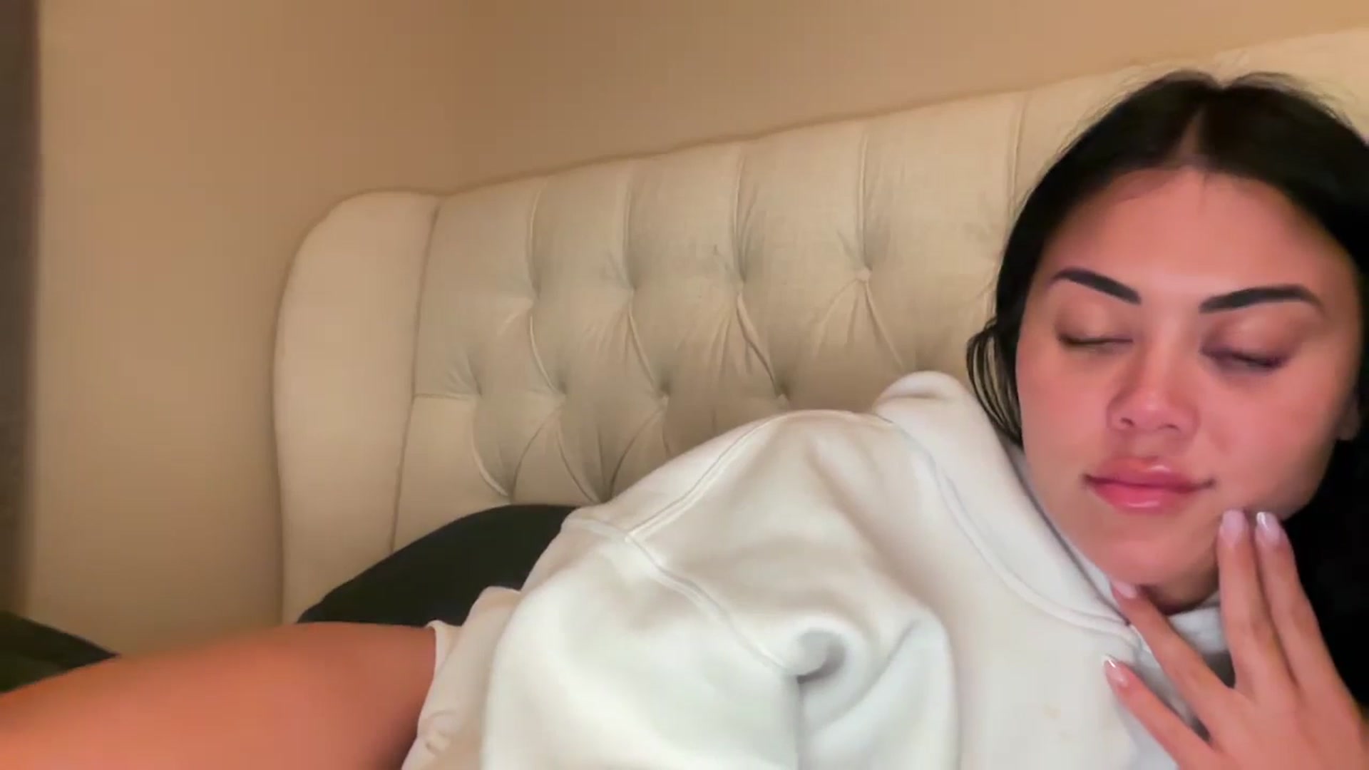 Gallery image thumbnail from Naomilynn's myfreecams stream on, 01/04/2025, 07:22 image 6 of 20